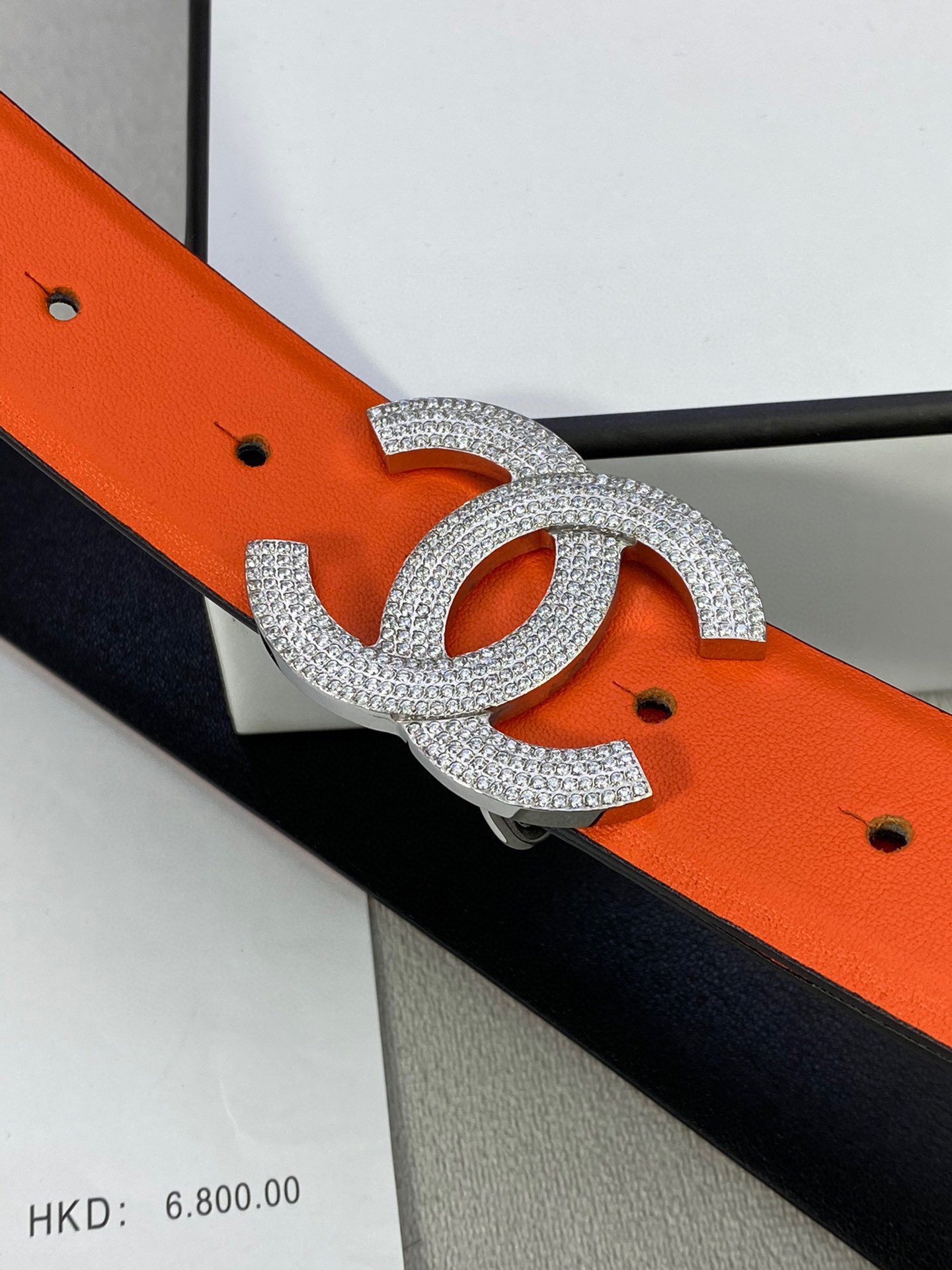 Chanel 经典款牛皮平纹带镶钻扣