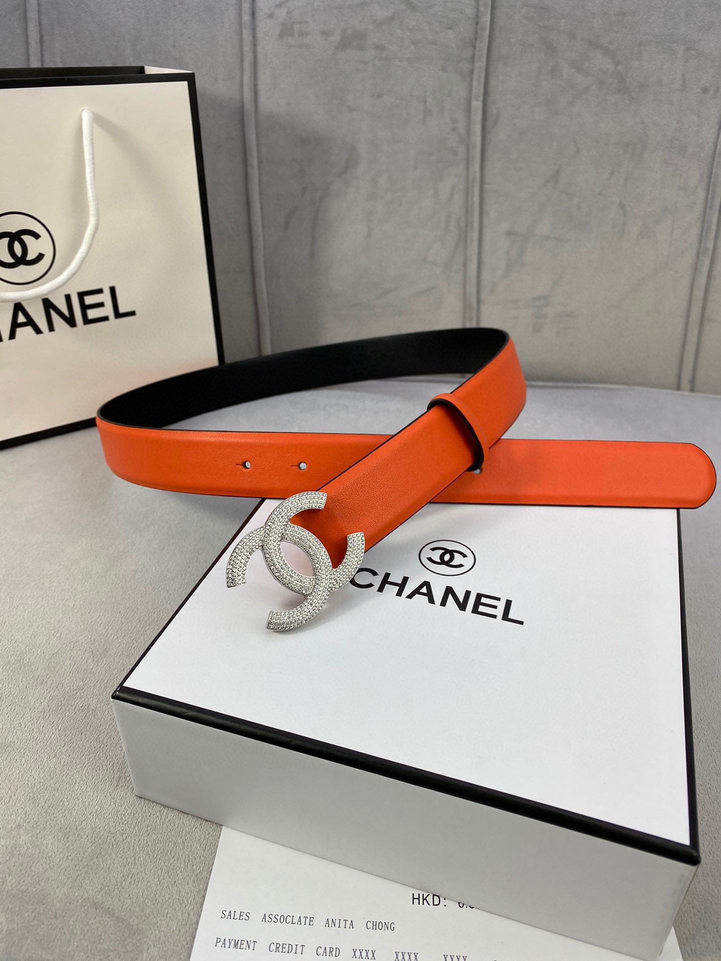 Chanel 经典款牛皮平纹带镶钻扣