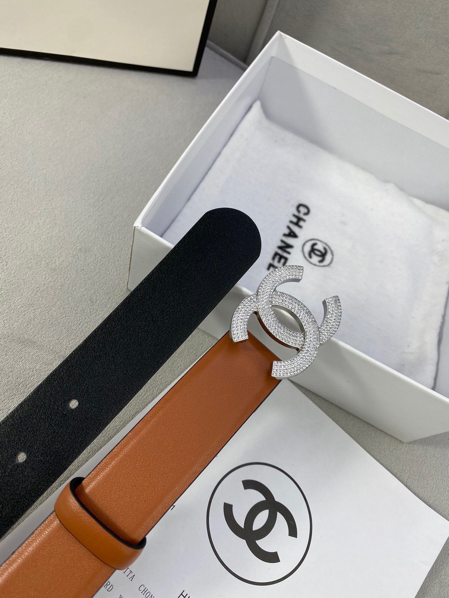 Chanel 经典款平纹/两面牛皮金银色镶钻钢扣