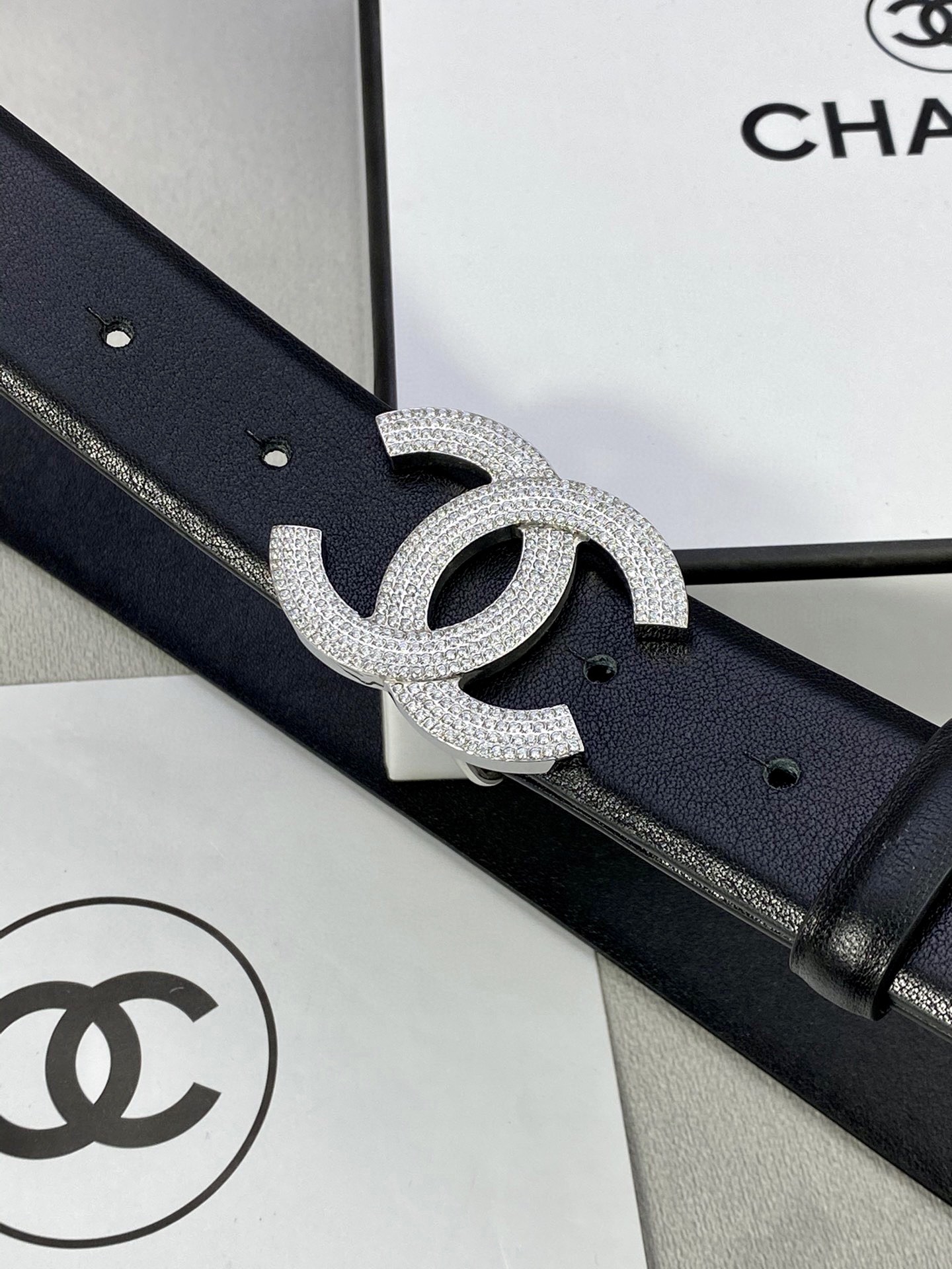 Chanel クラシック平纹/両面牛皮 ベルト 幅3.0cm 銀色金色ダイヤモンド装飾付き