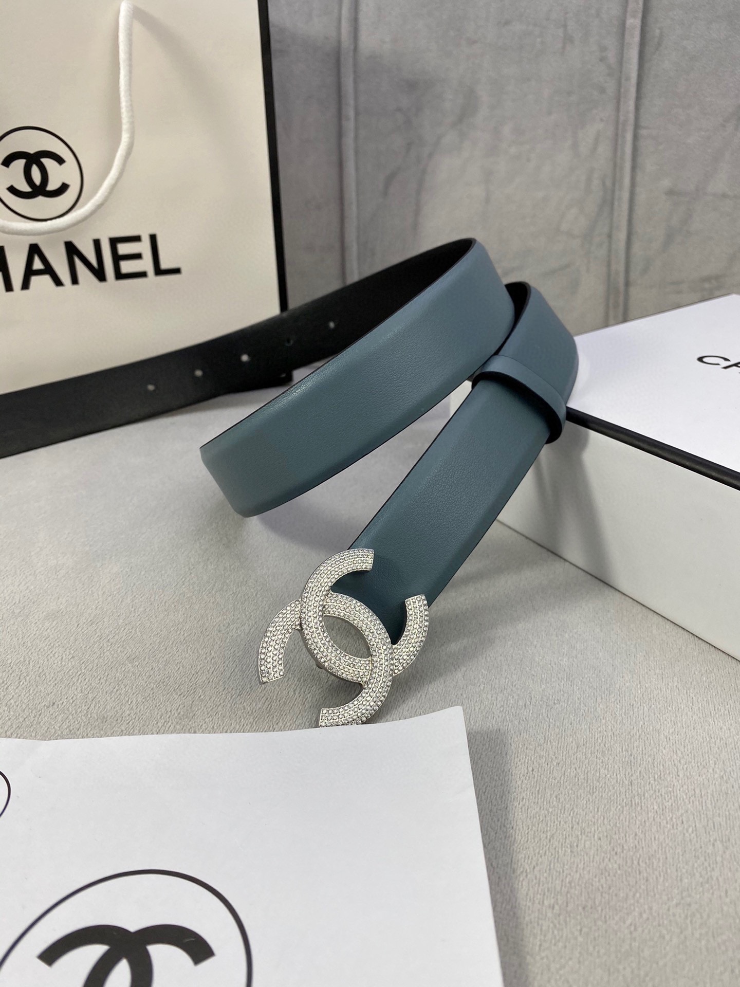 Chanel クラシック平纹/二面牛皮ベルト 金銀色鋲付き