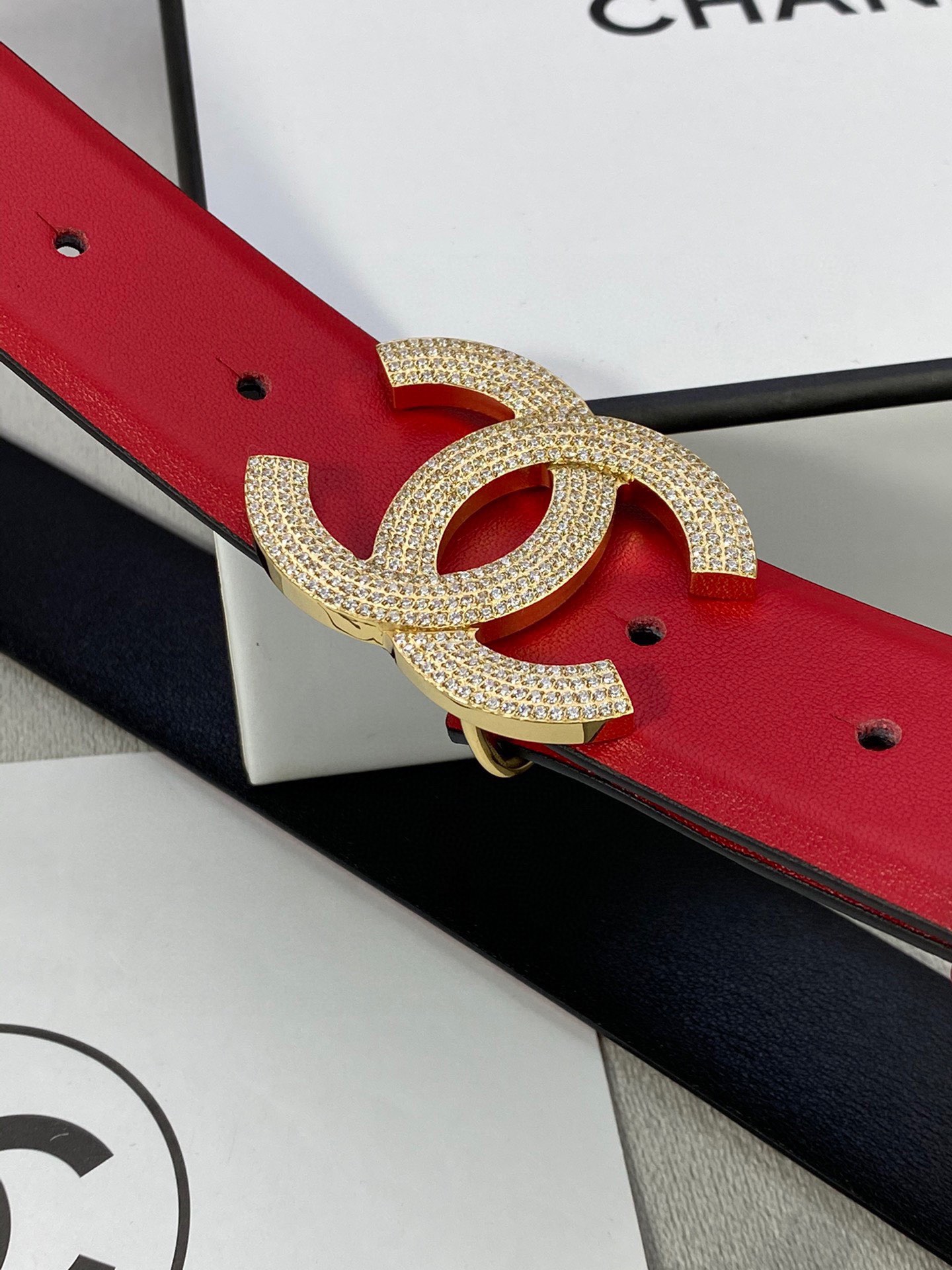 Chanel クラシック平纹牛皮ベルト 3.0cm幅 銀色・金色の鋲付き