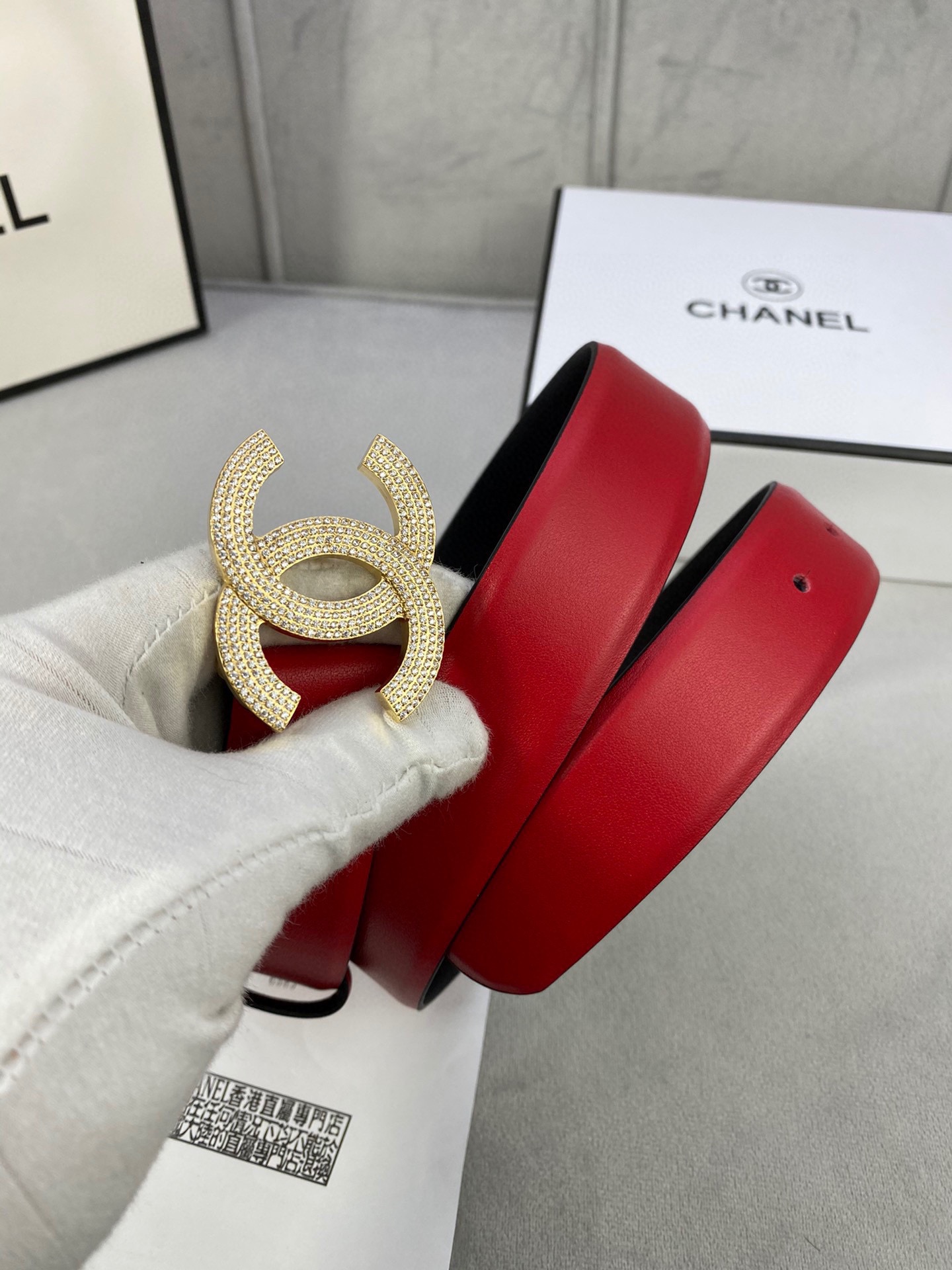 Chanel クラシック平纹牛皮ベルト 3.0cm幅 銀色・金色の鋲付き