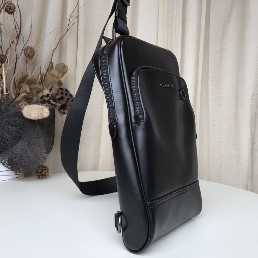 Coach 新款 89934全皮 COACH蔻驰 新款男士真皮软皮商务休闲胸包 可前置也可后背