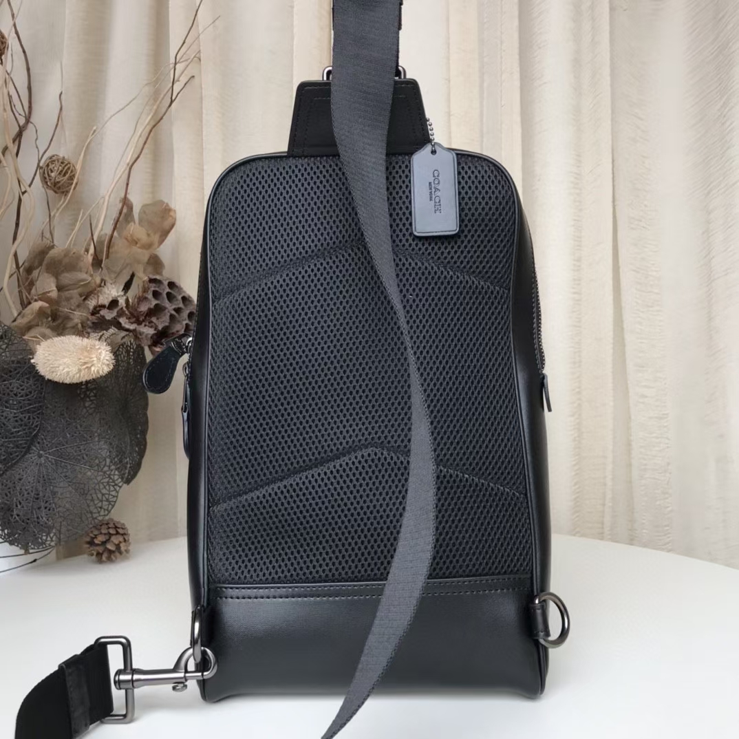 Coach 新款 89934全皮 COACH蔻驰 新款男士真皮软皮商务休闲胸包 可前置也可后背