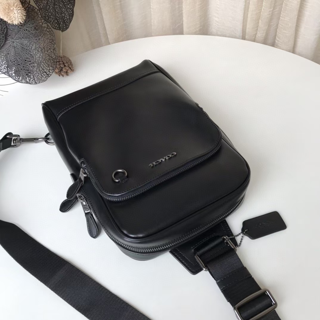 Coach 新款 89934全皮 COACH蔻驰 新款男士真皮软皮商务休闲胸包 可前置也可后背