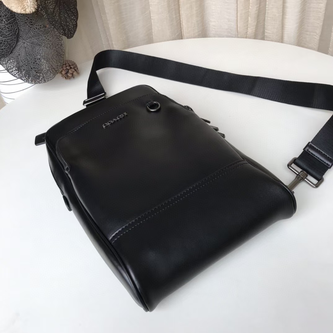 Coach 新款 89934全皮 COACH蔻驰 新款男士真皮软皮商务休闲胸包 可前置也可后背
