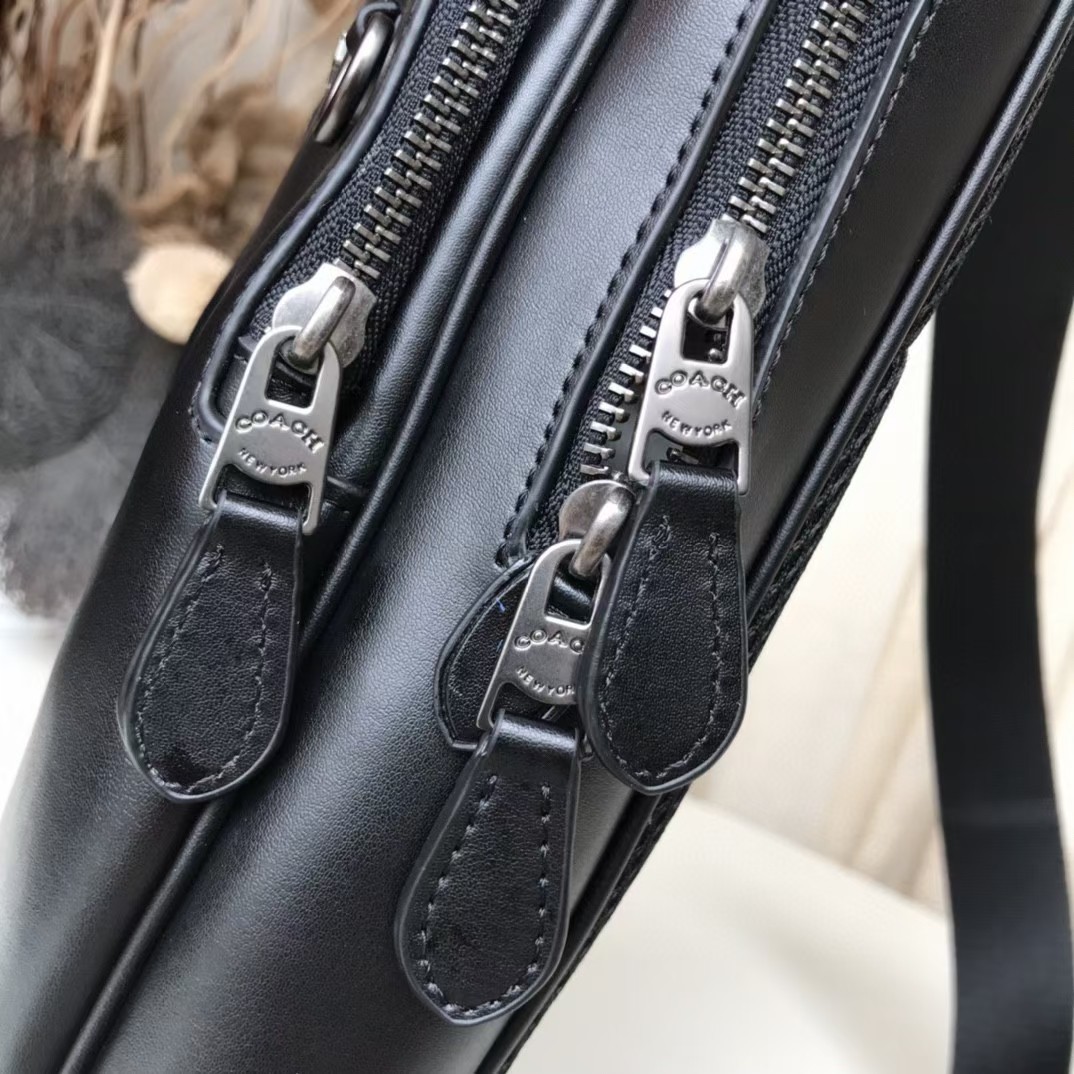 Coach 新款 89934全皮 COACH蔻驰 新款男士真皮软皮商务休闲胸包 可前置也可后背