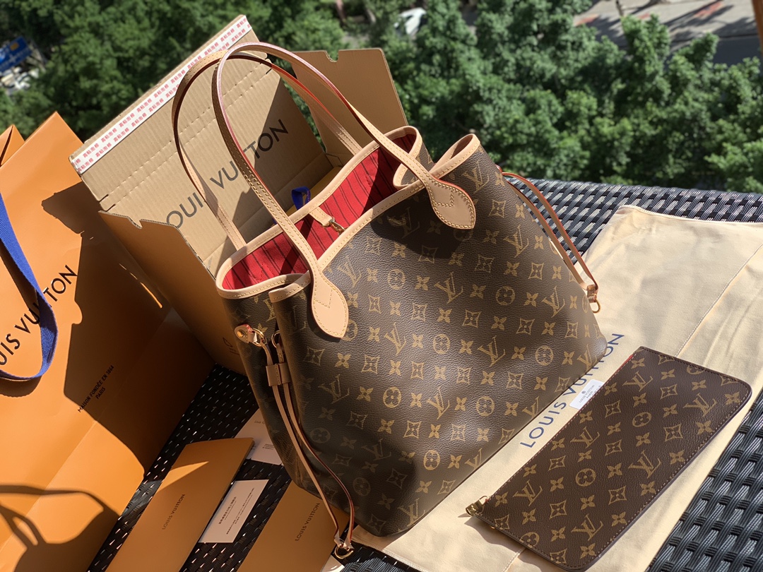 【原厂特惠】💰930  m41177
中号尺寸31*28*14cm  
老花红色购物袋！原厂渠道！品质保证，可以大大方方背去专柜！这只Neverfull应该是L*V经典中的经典了吧！出道很多年了，但是直到现在专柜依然是热度不减，一包难求！涨价涨的比一般人工资还快~真的很推荐这只包了，每次出门不知道要配什么包的时候，拎它一定不会出错~而且老花真的很神奇，其实很多品牌都出过这种购物袋，但是大多不温不火，只有这款L*V的老花购物袋，能成为这么多人的第一只Dream bag。