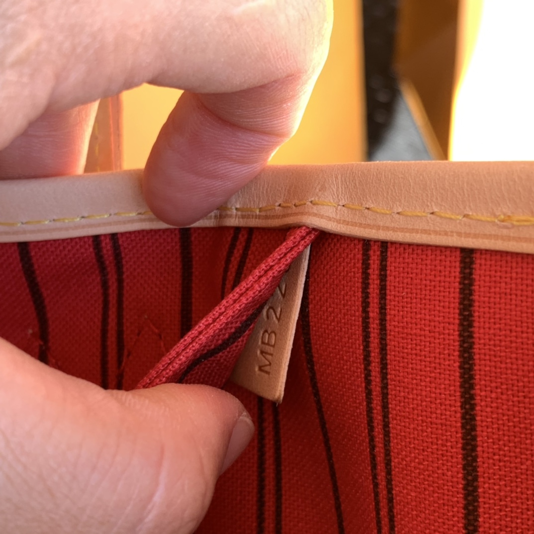 【原厂特惠】💰930  m41177
中号尺寸31*28*14cm  
老花红色购物袋！原厂渠道！品质保证，可以大大方方背去专柜！这只Neverfull应该是L*V经典中的经典了吧！出道很多年了，但是直到现在专柜依然是热度不减，一包难求！涨价涨的比一般人工资还快~真的很推荐这只包了，每次出门不知道要配什么包的时候，拎它一定不会出错~而且老花真的很神奇，其实很多品牌都出过这种购物袋，但是大多不温不火，只有这款L*V的老花购物袋，能成为这么多人的第一只Dream bag。