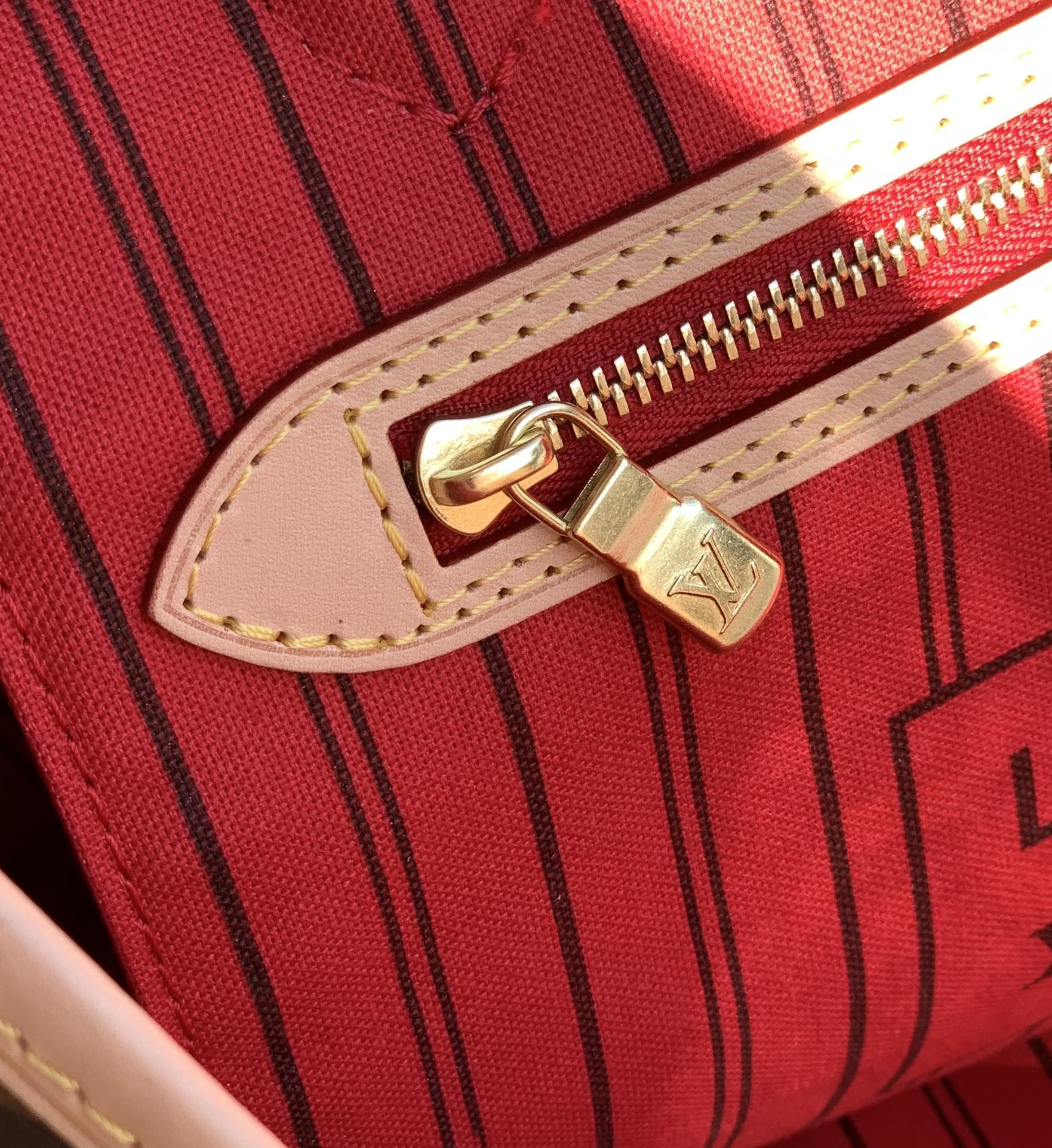 【原厂特惠】💰930  m41177
中号尺寸31*28*14cm  
老花红色购物袋！原厂渠道！品质保证，可以大大方方背去专柜！这只Neverfull应该是L*V经典中的经典了吧！出道很多年了，但是直到现在专柜依然是热度不减，一包难求！涨价涨的比一般人工资还快~真的很推荐这只包了，每次出门不知道要配什么包的时候，拎它一定不会出错~而且老花真的很神奇，其实很多品牌都出过这种购物袋，但是大多不温不火，只有这款L*V的老花购物袋，能成为这么多人的第一只Dream bag。