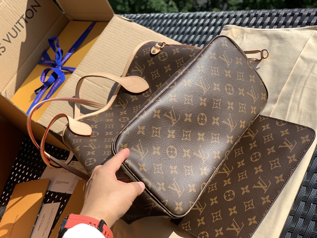 【原厂特惠】💰930  m41177
中号尺寸31*28*14cm  
老花红色购物袋！原厂渠道！品质保证，可以大大方方背去专柜！这只Neverfull应该是L*V经典中的经典了吧！出道很多年了，但是直到现在专柜依然是热度不减，一包难求！涨价涨的比一般人工资还快~真的很推荐这只包了，每次出门不知道要配什么包的时候，拎它一定不会出错~而且老花真的很神奇，其实很多品牌都出过这种购物袋，但是大多不温不火，只有这款L*V的老花购物袋，能成为这么多人的第一只Dream bag。