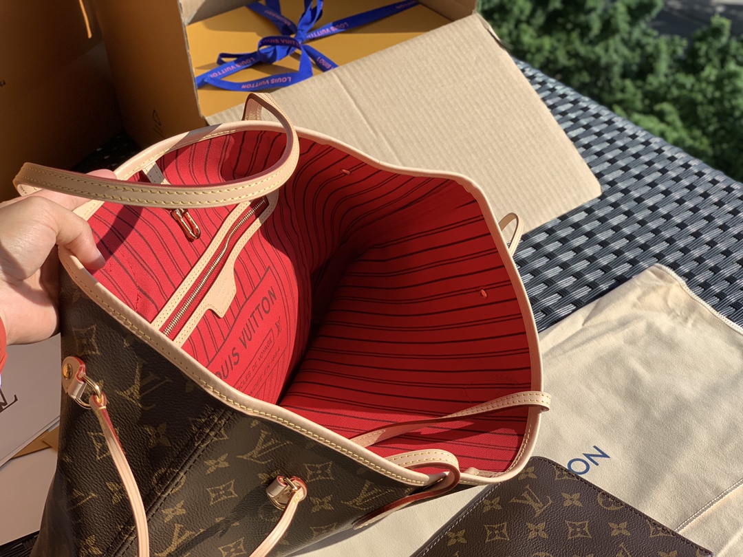 【原厂特惠】💰930  m41177
中号尺寸31*28*14cm  
老花红色购物袋！原厂渠道！品质保证，可以大大方方背去专柜！这只Neverfull应该是L*V经典中的经典了吧！出道很多年了，但是直到现在专柜依然是热度不减，一包难求！涨价涨的比一般人工资还快~真的很推荐这只包了，每次出门不知道要配什么包的时候，拎它一定不会出错~而且老花真的很神奇，其实很多品牌都出过这种购物袋，但是大多不温不火，只有这款L*V的老花购物袋，能成为这么多人的第一只Dream bag。