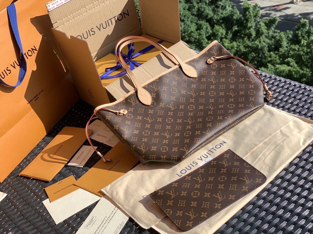 【原厂特惠】💰930  m41177
中号尺寸31*28*14cm  
老花红色购物袋！原厂渠道！品质保证，可以大大方方背去专柜！这只Neverfull应该是L*V经典中的经典了吧！出道很多年了，但是直到现在专柜依然是热度不减，一包难求！涨价涨的比一般人工资还快~真的很推荐这只包了，每次出门不知道要配什么包的时候，拎它一定不会出错~而且老花真的很神奇，其实很多品牌都出过这种购物袋，但是大多不温不火，只有这款L*V的老花购物袋，能成为这么多人的第一只Dream bag。