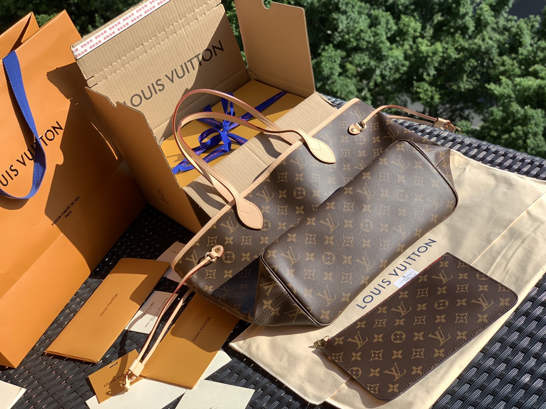 【原厂特惠】💰930  m41177
中号尺寸31*28*14cm  
老花红色购物袋！原厂渠道！品质保证，可以大大方方背去专柜！这只Neverfull应该是L*V经典中的经典了吧！出道很多年了，但是直到现在专柜依然是热度不减，一包难求！涨价涨的比一般人工资还快~真的很推荐这只包了，每次出门不知道要配什么包的时候，拎它一定不会出错~而且老花真的很神奇，其实很多品牌都出过这种购物袋，但是大多不温不火，只有这款L*V的老花购物袋，能成为这么多人的第一只Dream bag。