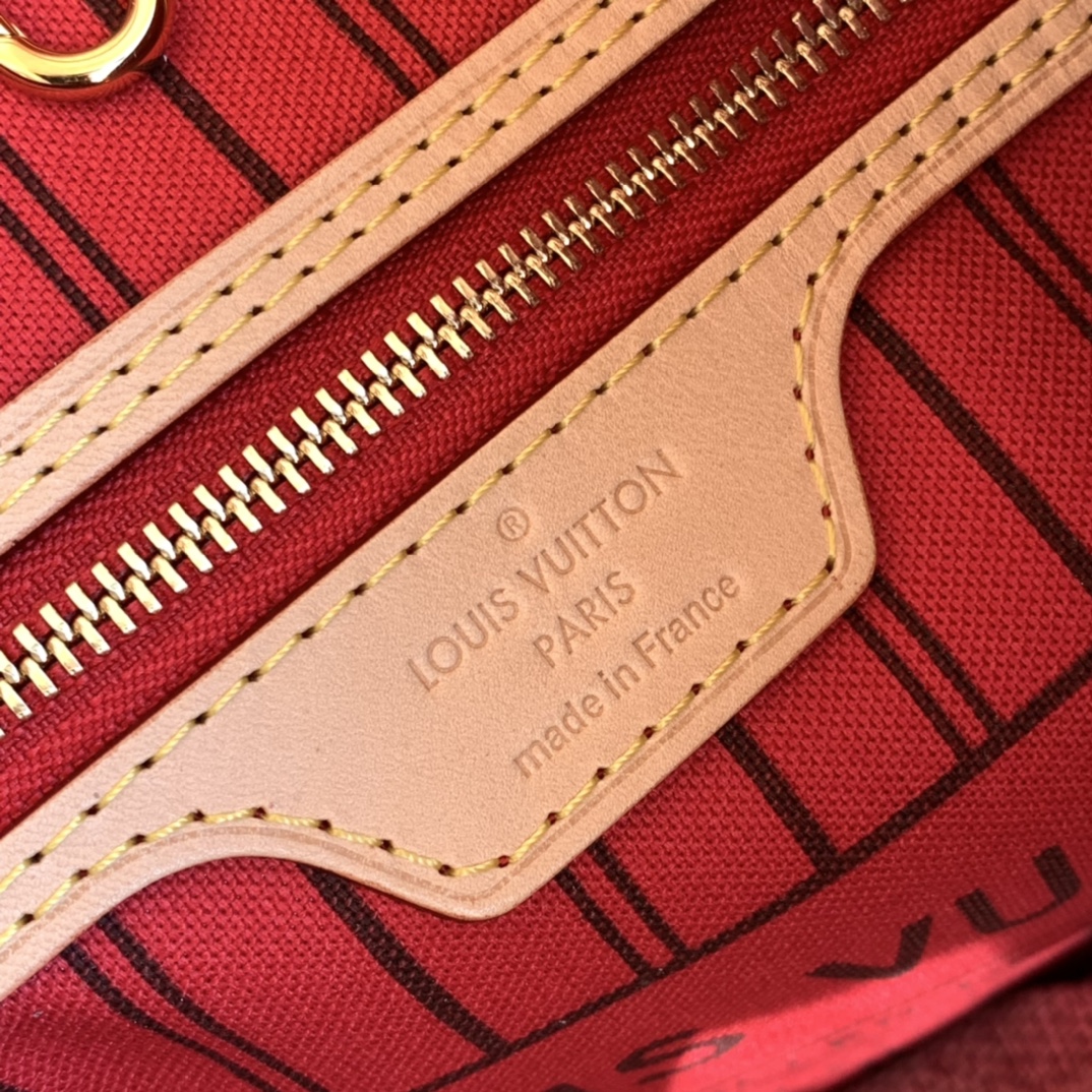 【原厂特惠】💰930  m41177
中号尺寸31*28*14cm  
老花红色购物袋！原厂渠道！品质保证，可以大大方方背去专柜！这只Neverfull应该是L*V经典中的经典了吧！出道很多年了，但是直到现在专柜依然是热度不减，一包难求！涨价涨的比一般人工资还快~真的很推荐这只包了，每次出门不知道要配什么包的时候，拎它一定不会出错~而且老花真的很神奇，其实很多品牌都出过这种购物袋，但是大多不温不火，只有这款L*V的老花购物袋，能成为这么多人的第一只Dream bag。