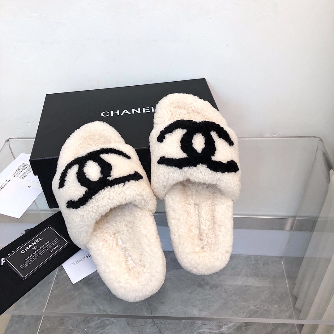 NO:478588,New high-end version | Xiaoxiang 25 new popular wool shoes and slippers!  A list of fashionable items for autumn and winter treasures!  The hair is very thick and solid. Wear her cute warm and warm brand feels all over the material original port. The lamb wool is out of the sole original mold, anti-slip grinding rubber sole size 35-41, fur shoes and slippers, slippers19860909批高版本｜小香25新品爆款羊毛鞋拖！秋冬宝藏时髦品单！毛毛很厚 实 ,穿她上可爱温大暖牌感面俱面到材质原版口进羊羔毛大底原版开模防耐滑磨橡胶大底尺码35-41,毛毛鞋拖鞋,slippers,Women's Shoes