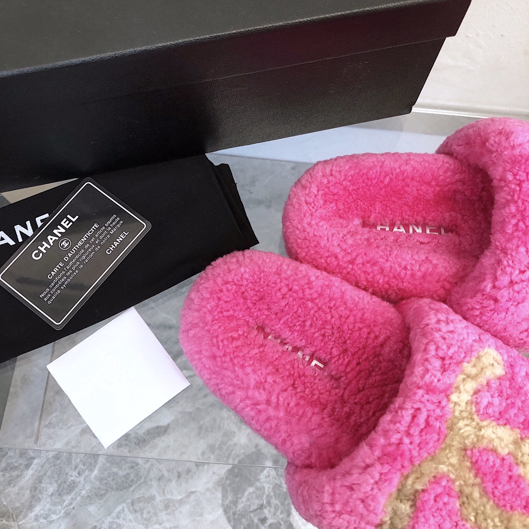 NO:421818,High-version | Xiaoxiang 2025 new popular wool shoes and slippers!  Treasure fashionable product list!  The fur is very thick and solid. Wear her cute warm and warm brand feels both sides to the original material, and the original lamb wool sole is opened with anti-slip grinding rubber sole size 35-41 2025, fur shoes19860909高版本｜小香2025新品爆款羊毛鞋拖！宝藏时髦品单！毛毛很厚 实 ,穿她上可爱温大暖牌感面俱面到材质原版口进羊羔毛大底原版开模防耐滑磨橡胶大底尺码35-41 2025,毛毛鞋,Women's Shoes