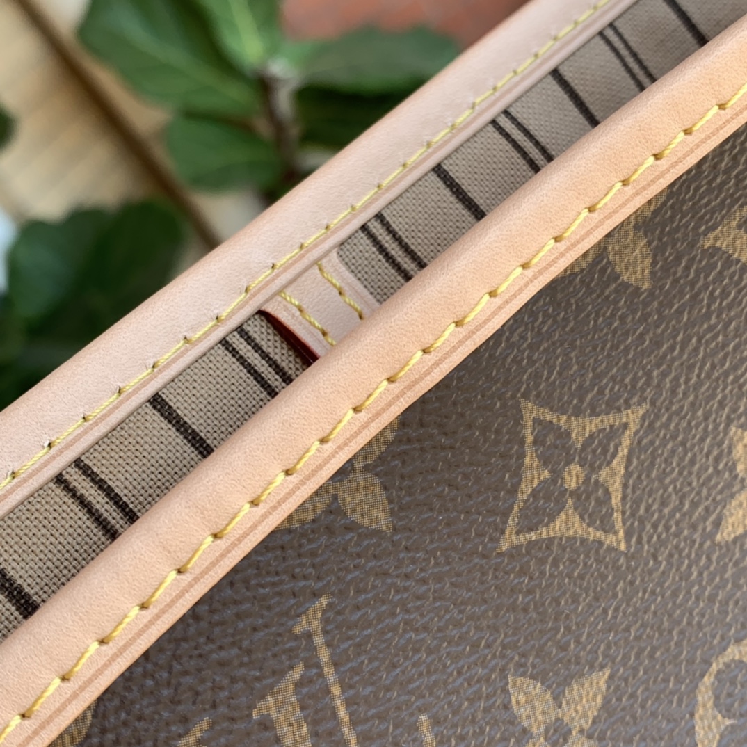 【原厂特惠】💰930 m40995中号尺寸31*28*14cm 
老花咖色购物袋。原厂渠道！！L&V Neverfull探索袋内精致细节。重新设计的内袋采用了清新的织物内衬和灵感源自路易威登档案馆的复古细节，尤其值得称道的莫过于可脱卸式拉链手包，它既可单独作为一只精致手拿包使用，亦可作为额外的口袋。明快的内衬色调为 Monogram 经典帆布增加了更多活泼生动之感。