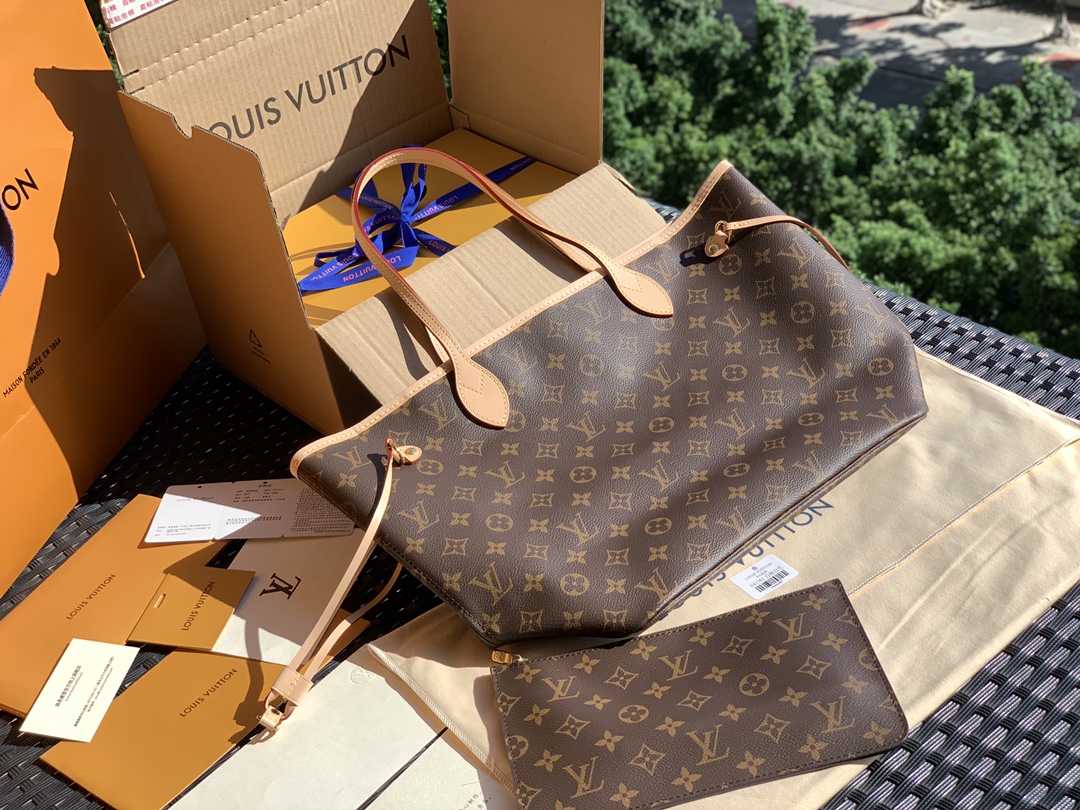 【原厂特惠】💰930 m40995中号尺寸31*28*14cm 
老花咖色购物袋。原厂渠道！！L&V Neverfull探索袋内精致细节。重新设计的内袋采用了清新的织物内衬和灵感源自路易威登档案馆的复古细节，尤其值得称道的莫过于可脱卸式拉链手包，它既可单独作为一只精致手拿包使用，亦可作为额外的口袋。明快的内衬色调为 Monogram 经典帆布增加了更多活泼生动之感。