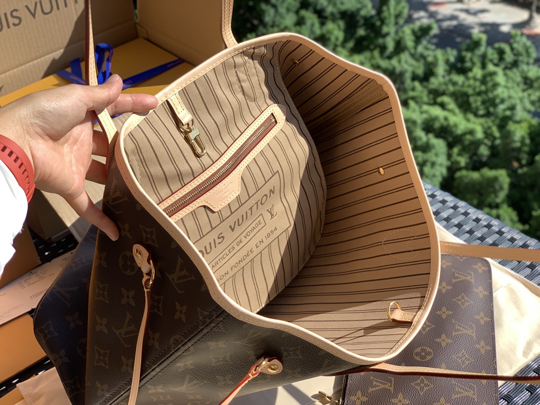 【原厂特惠】💰930 m40995中号尺寸31*28*14cm 
老花咖色购物袋。原厂渠道！！L&V Neverfull探索袋内精致细节。重新设计的内袋采用了清新的织物内衬和灵感源自路易威登档案馆的复古细节，尤其值得称道的莫过于可脱卸式拉链手包，它既可单独作为一只精致手拿包使用，亦可作为额外的口袋。明快的内衬色调为 Monogram 经典帆布增加了更多活泼生动之感。