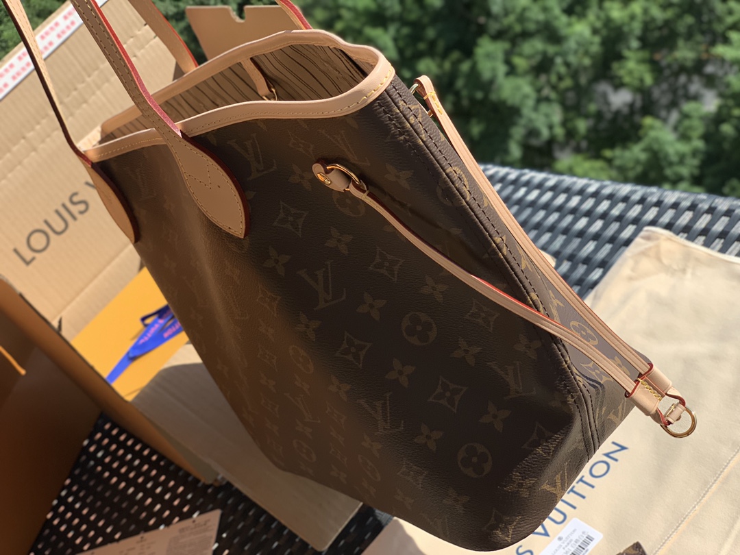 【原厂特惠】💰930 m40995中号尺寸31*28*14cm 
老花咖色购物袋。原厂渠道！！L&V Neverfull探索袋内精致细节。重新设计的内袋采用了清新的织物内衬和灵感源自路易威登档案馆的复古细节，尤其值得称道的莫过于可脱卸式拉链手包，它既可单独作为一只精致手拿包使用，亦可作为额外的口袋。明快的内衬色调为 Monogram 经典帆布增加了更多活泼生动之感。