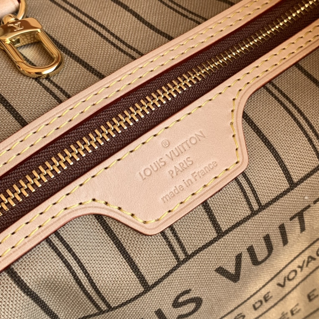 【原厂特惠】💰930 m40995中号尺寸31*28*14cm 
老花咖色购物袋。原厂渠道！！L&V Neverfull探索袋内精致细节。重新设计的内袋采用了清新的织物内衬和灵感源自路易威登档案馆的复古细节，尤其值得称道的莫过于可脱卸式拉链手包，它既可单独作为一只精致手拿包使用，亦可作为额外的口袋。明快的内衬色调为 Monogram 经典帆布增加了更多活泼生动之感。