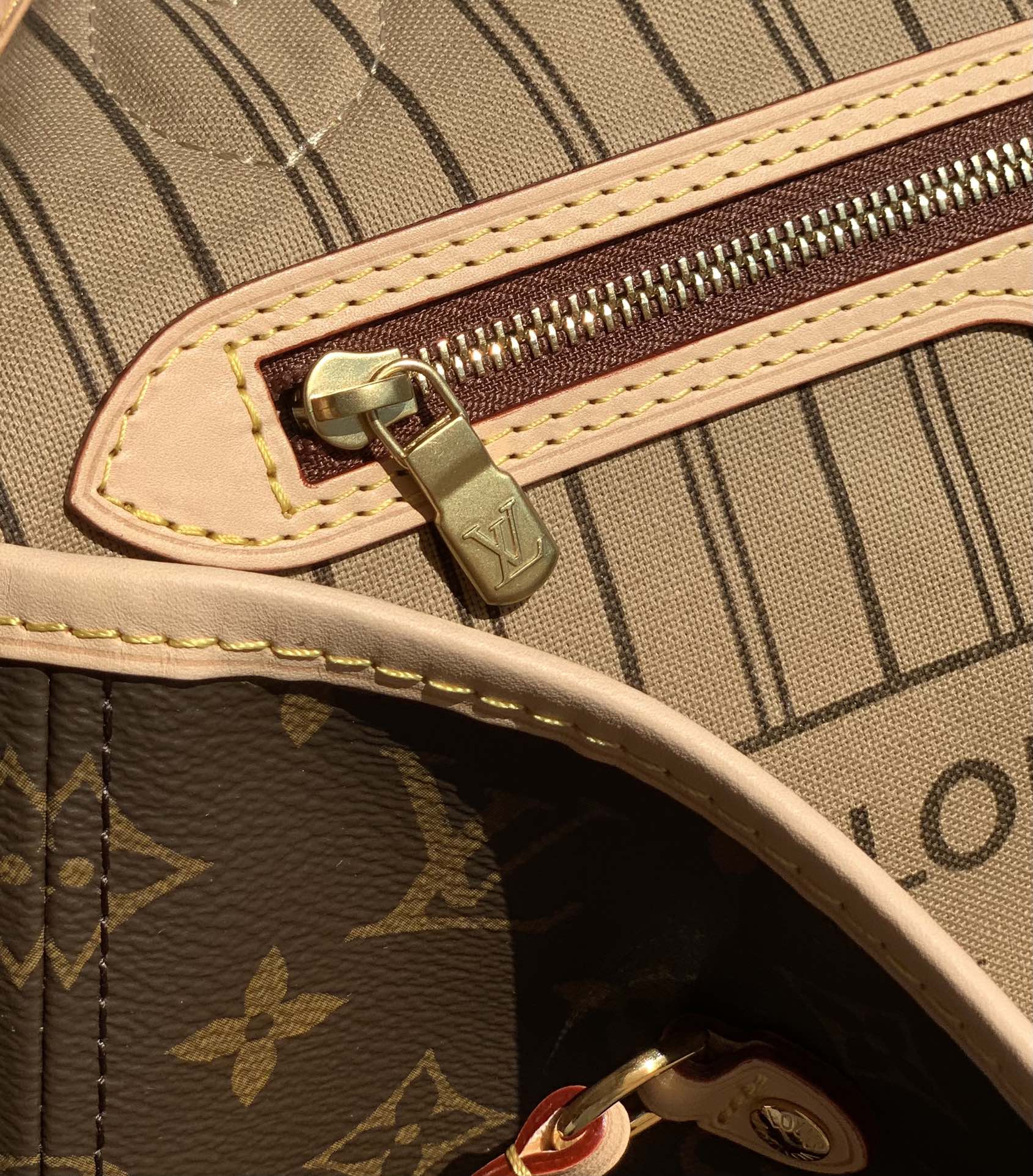 【原厂特惠】💰930 m40995中号尺寸31*28*14cm 
老花咖色购物袋。原厂渠道！！L&V Neverfull探索袋内精致细节。重新设计的内袋采用了清新的织物内衬和灵感源自路易威登档案馆的复古细节，尤其值得称道的莫过于可脱卸式拉链手包，它既可单独作为一只精致手拿包使用，亦可作为额外的口袋。明快的内衬色调为 Monogram 经典帆布增加了更多活泼生动之感。