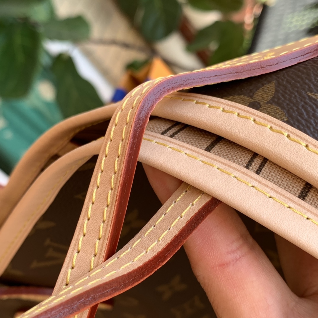 【原厂特惠】💰930 m40995中号尺寸31*28*14cm 
老花咖色购物袋。原厂渠道！！L&V Neverfull探索袋内精致细节。重新设计的内袋采用了清新的织物内衬和灵感源自路易威登档案馆的复古细节，尤其值得称道的莫过于可脱卸式拉链手包，它既可单独作为一只精致手拿包使用，亦可作为额外的口袋。明快的内衬色调为 Monogram 经典帆布增加了更多活泼生动之感。