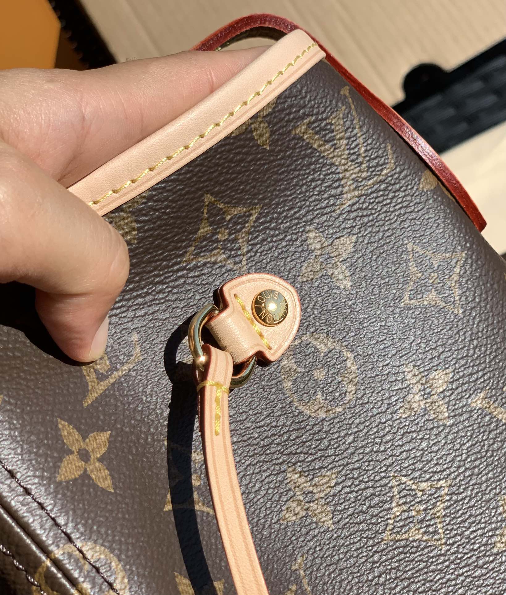 【原厂特惠】💰930 m40995中号尺寸31*28*14cm 
老花咖色购物袋。原厂渠道！！L&V Neverfull探索袋内精致细节。重新设计的内袋采用了清新的织物内衬和灵感源自路易威登档案馆的复古细节，尤其值得称道的莫过于可脱卸式拉链手包，它既可单独作为一只精致手拿包使用，亦可作为额外的口袋。明快的内衬色调为 Monogram 经典帆布增加了更多活泼生动之感。