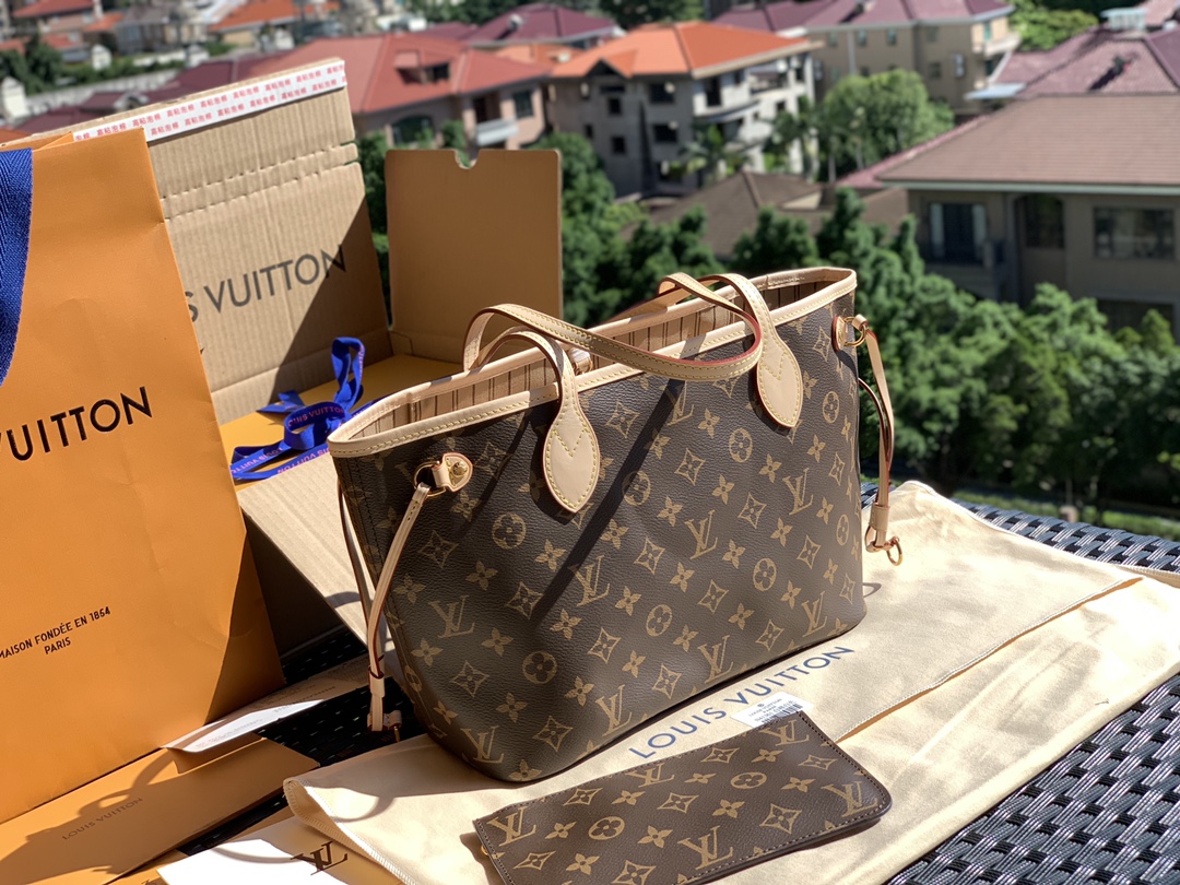 非市场普通货 进口皮料半钢五金m41000小号尺寸29*21*12cm L*v小号老花咖色购物袋！采用进