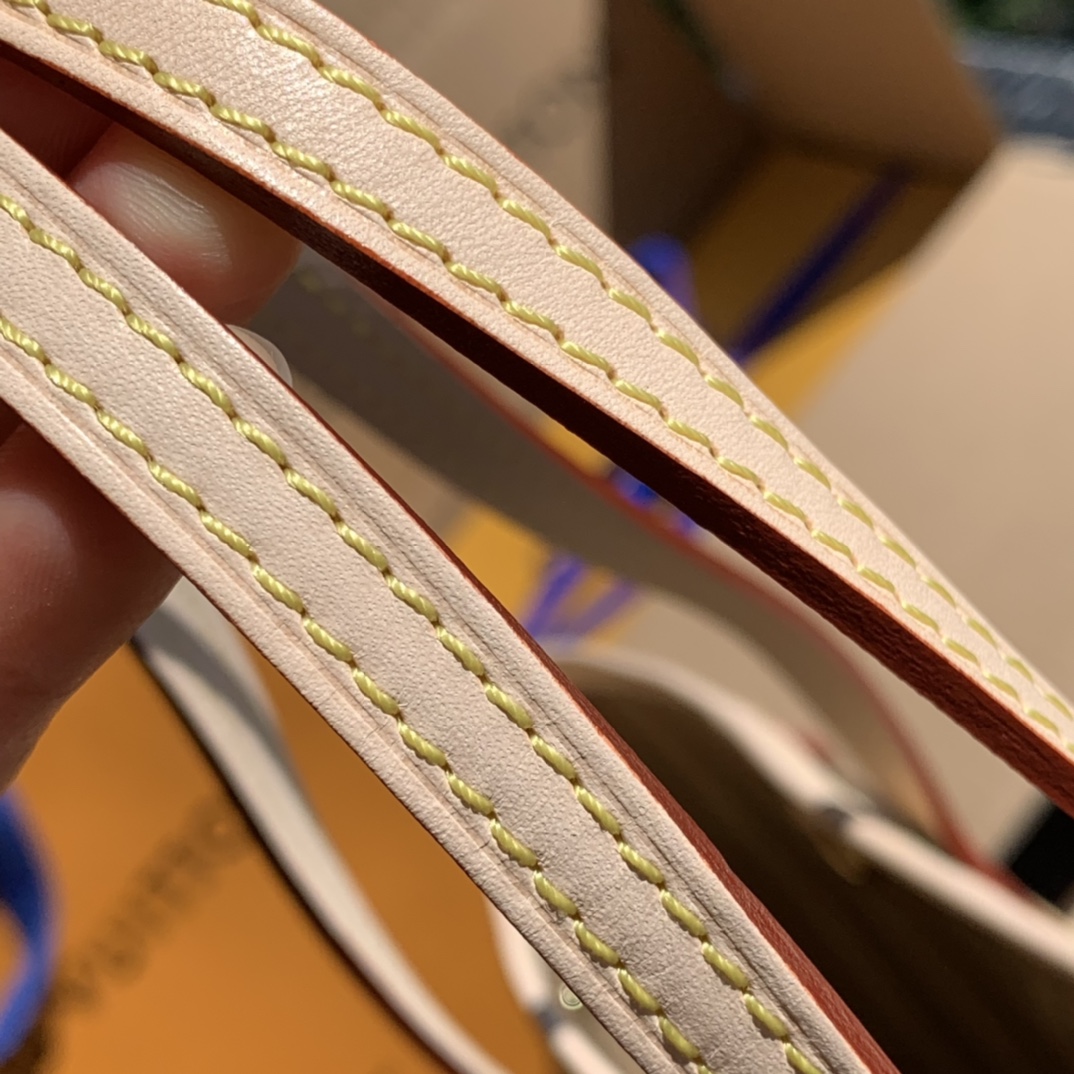 非市场普通货 进口皮料半钢五金m41000小号尺寸29*21*12cm L*v小号老花咖色购物袋！采用进