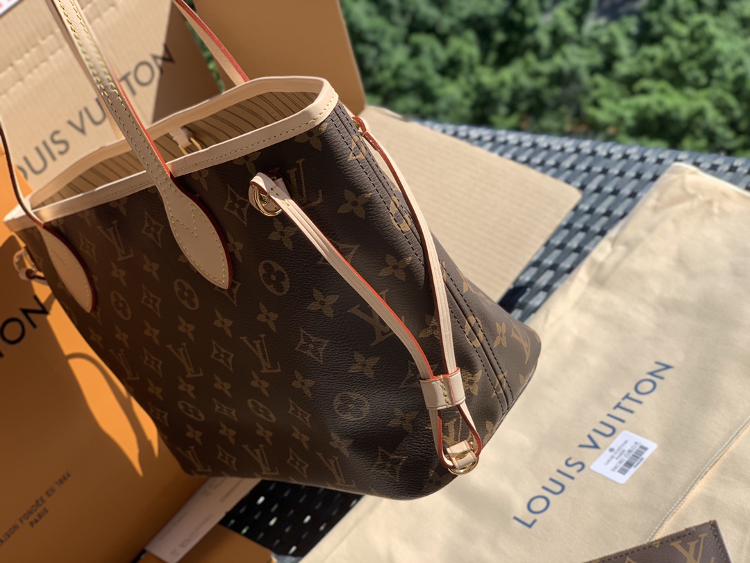 非市场普通货 进口皮料半钢五金m41000小号尺寸29*21*12cm L*v小号老花咖色购物袋！采用进