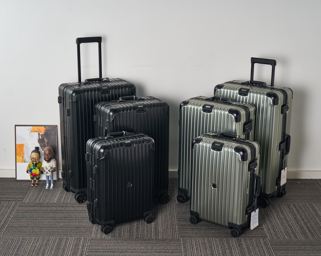Rimowa日默瓦&蒙口合作版本 黑色和灰色logo位置不一样⚠️⚠️ 合作款 正真高端大气上档次 真正一体LOGO铝框 合页 非市场上激光 雕刻技术 面板采用1.2进口铝材 做到最大抗压 外包轮作 外凸包角直接于专柜对比 枪灰色内饰迷彩…