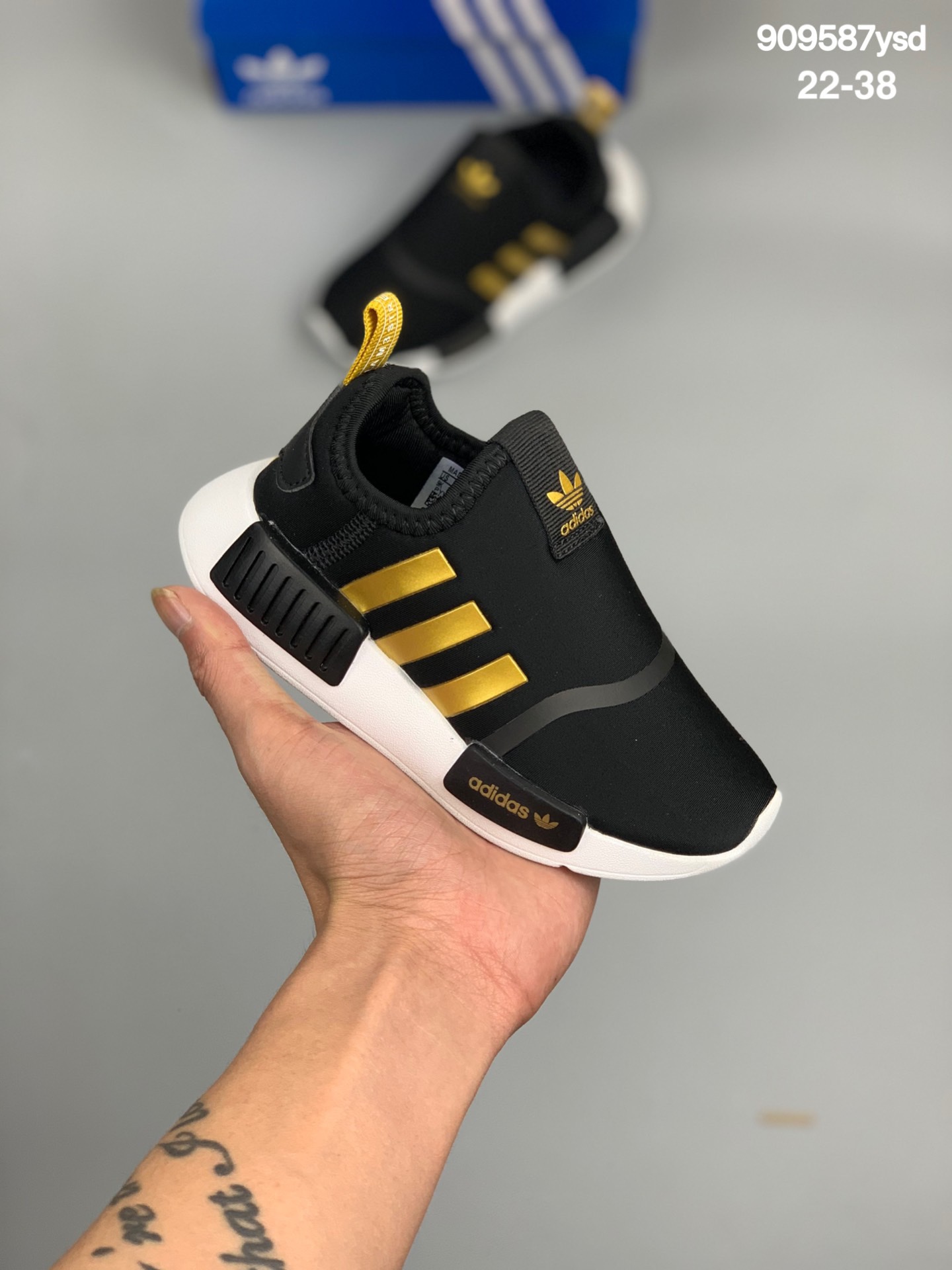 
童鞋 Adidas/阿迪达斯 NMD 360 C 弹力编织面鞋面 原装高弹BOOST颗粒大底 缓震性能卓越 体质轻盈且抗冲击 整双鞋子的透气性和舒适度完美童鞋！
货号：EE8868
尺码:22-38  
编码:909587ysd