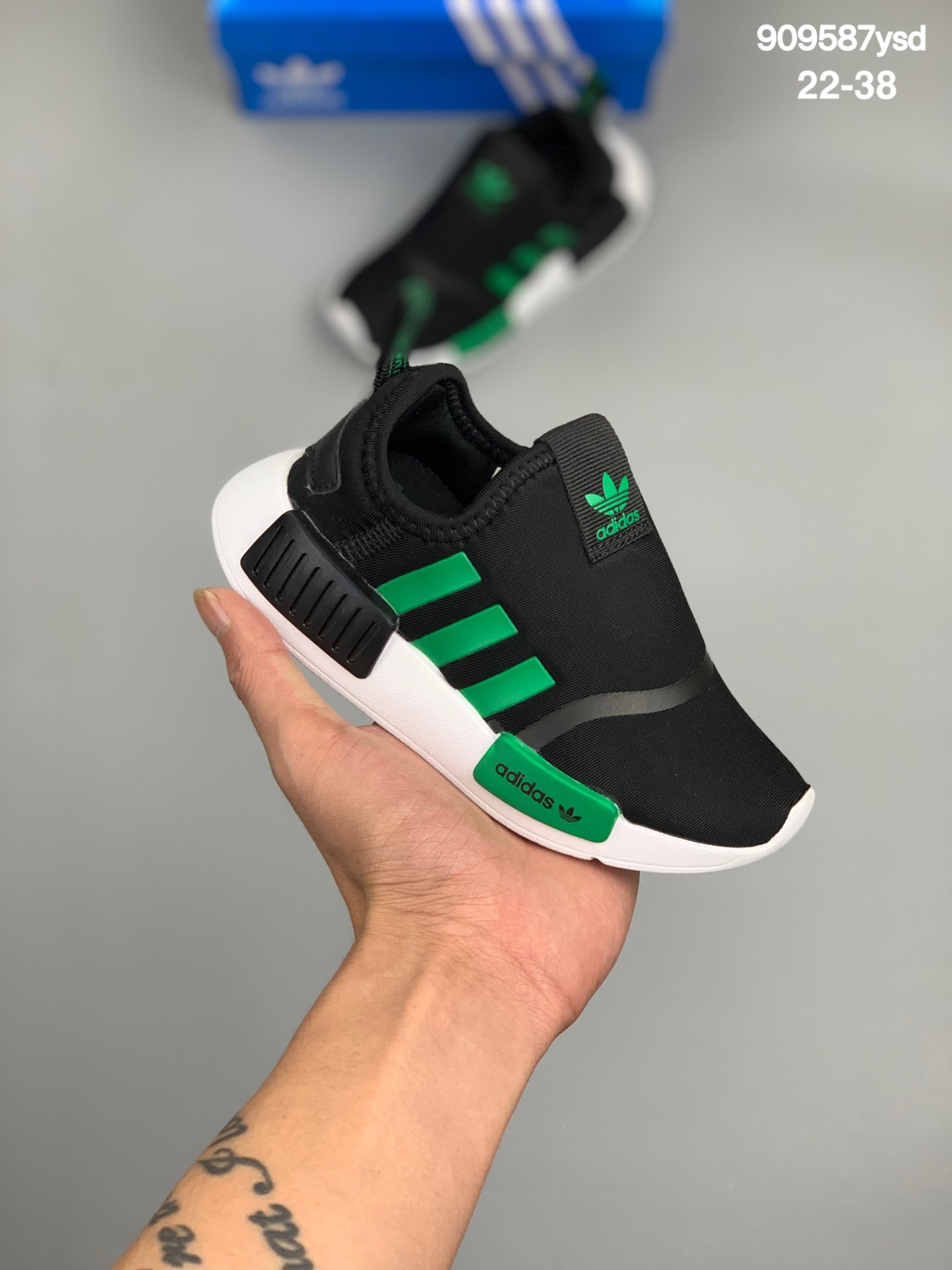 
童鞋 Adidas/阿迪达斯 NMD 360 C 弹力编织面鞋面 原装高弹BOOST颗粒大底 缓震性能卓越 体质轻盈且抗冲击 整双鞋子的透气性和舒适度完美童鞋！
货号：EE8868
尺码:22-38  
编码:909587ysd