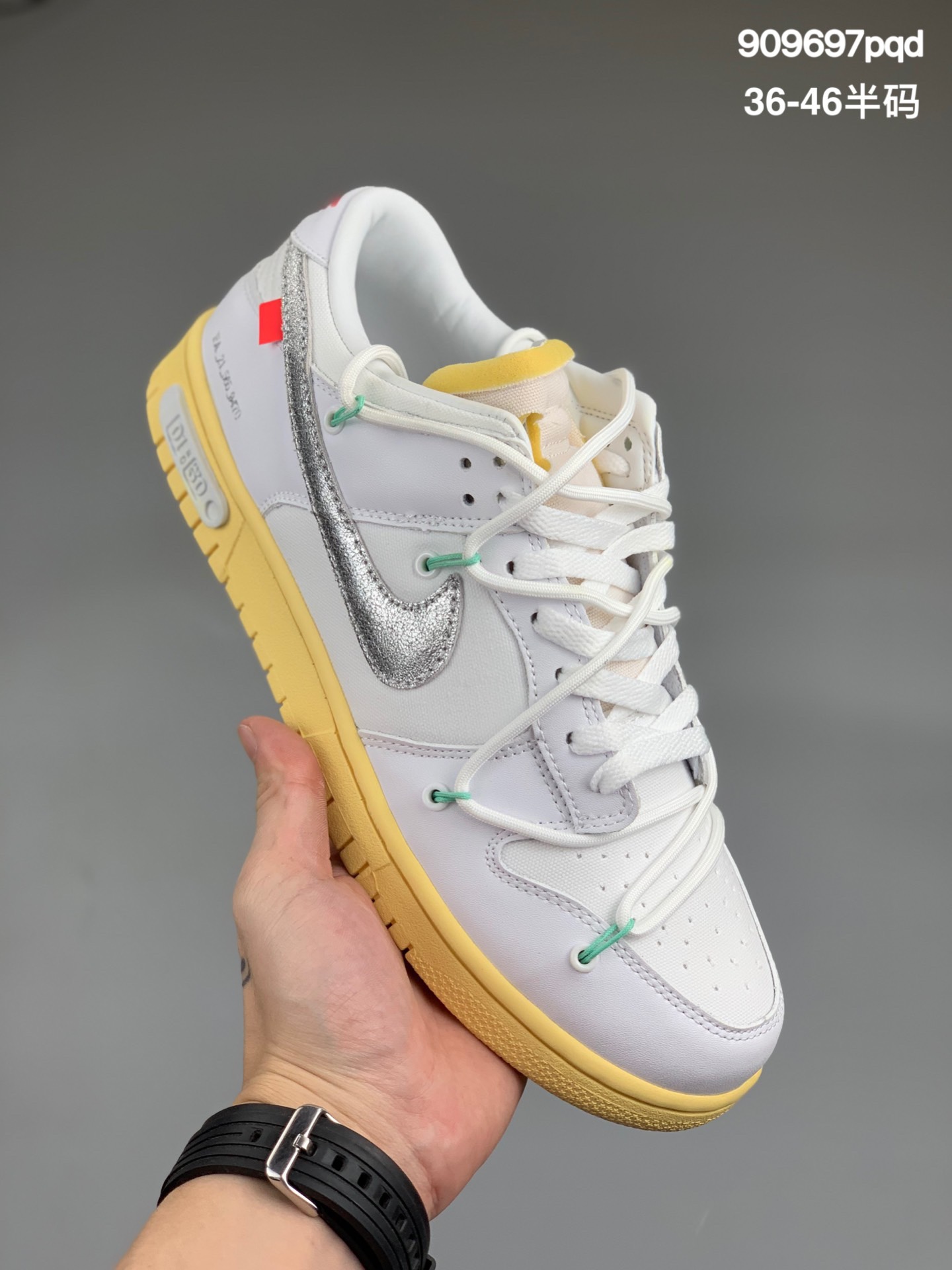 
Nike 0ff-White x Nike Dunk Low  50系列 OW 货号：DM1602-106原厂原档案开发，原盒原标，原厂头层皮料，官方厚鞋舌设计，做工细节全方位比对原鞋。
码数：36 36.5 37.5 38 38.5 39 40 40.5 41 42 42.5 43 44 44.5 45 46
编码:909697pqd