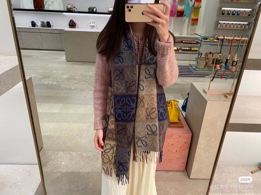 NO:163143,I am very lucky to get the new Loewe product from this brand. It is really rare. I rarely order it in China. I really have few styles. I have poor Loewe as a top luxury brand in Spain. It adheres to tradition, skills, enthusiasm, and exudes a unique Spanish aristocratic atmosphere! This model is a custom window model for Barcelona counters! The overall composition of the scarf is the most classic LOGO style design of their brand. Specifications are 40x200cm ordinary scarf, ordinary scarf, loewe19860909批新款罗意威很幸運拿到這個品牌的東西,真的不多見,很少在國內做訂單,款式真的少的可怜羅意威作為西班牙的頂尖奢侈品牌,秉承傳統,技藝,熱誠,散髮獨特的西班牙貴族氣息！本款為巴塞羅納專櫃的櫥窗定制款！围巾整体构图为他们品牌最经典的LOGO风格设计.规格40x200cm普通围巾,普通围巾,loewe,scarf