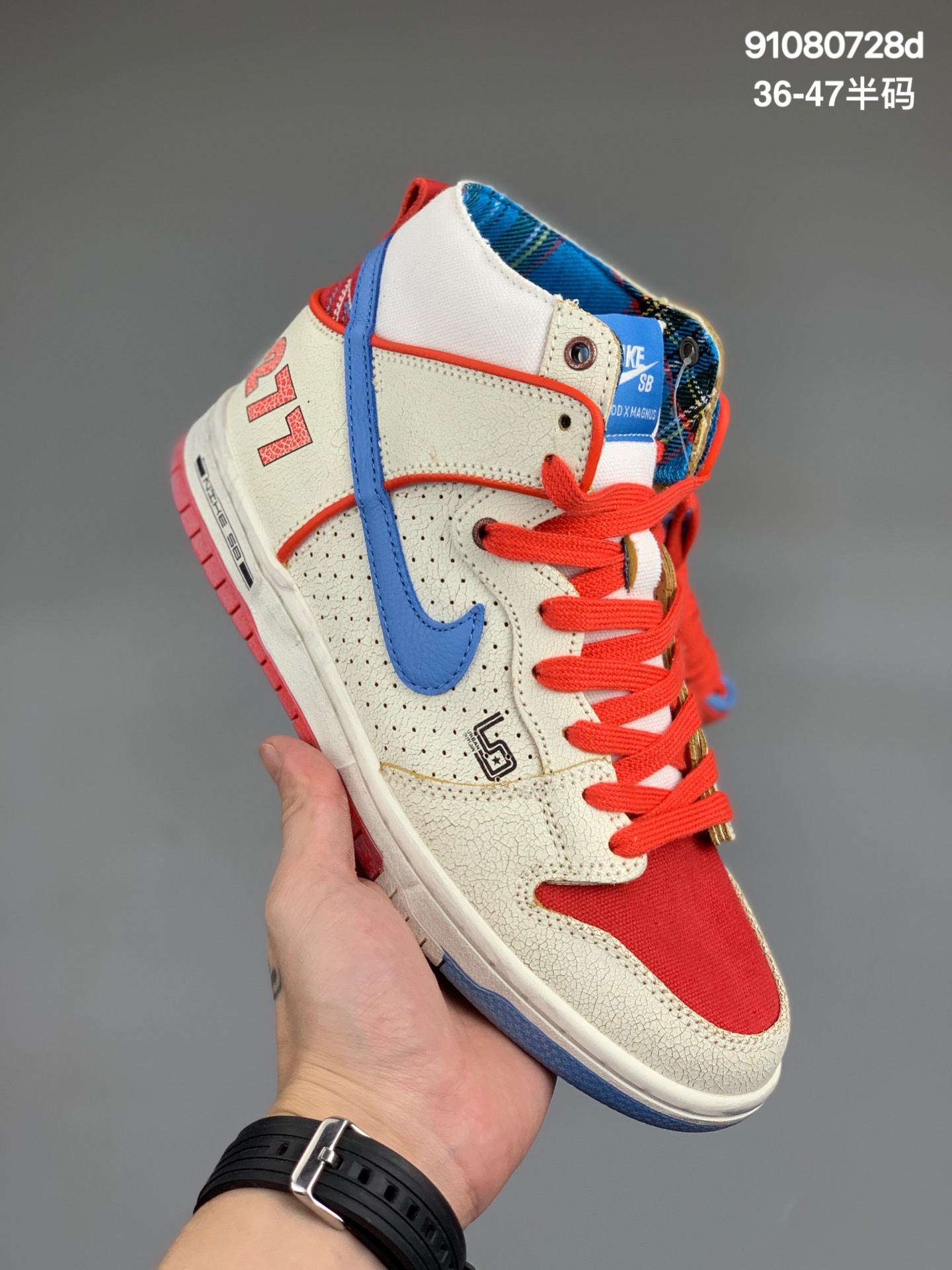 
公司级 红血丝 Nike DUNK SB x Magnus Walker 保时捷联名
此次Nike Dunk 新配色曝光，这次不是普款哦，Nike SB 本次与 Magnus Walker 合作了一款 SB Dunk Hi 灵感来源于911 T 277的赛车鞋舌内侧跟鞋身内侧都带有 Urban Outlaw 字样，致敬着 2013 年时的保时捷纪录片《Urban Outlaw》后跟处「277」表示保时捷的型号，彰显联名身份，非常炫酷！
货号：DH7683-100  
尺码：36 36.5 37 38 38.5 39 40 40.5 41 42 42.5 43 44 44.5 45 46 47.5
编码:91080728d