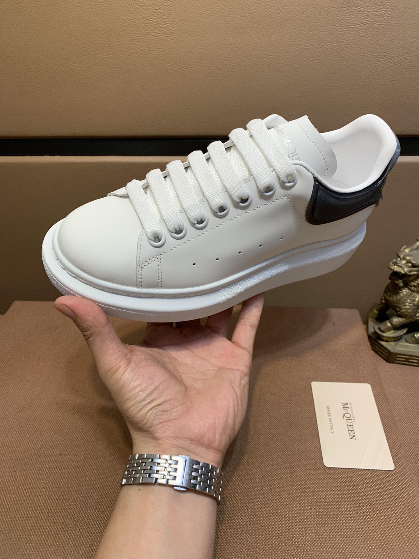 I5 羊里    麦昆 Alexander McQueen 情侣款小白鞋👫，男鞋 风靡全球的万年款⭐专注多年的经典楦型不变 材料升级打造最高性价比✌👞鞋面: 头层丝绸牛皮，质感一流 👞内里: 进口羊皮内里 非常柔软舒适 👞原版一比一耐磨防滑鞋底，回力好鞋底面皮颜色一致，拒绝黄底🐴女码: 34～40🐴男码: 38～44。🔟款颜色可选