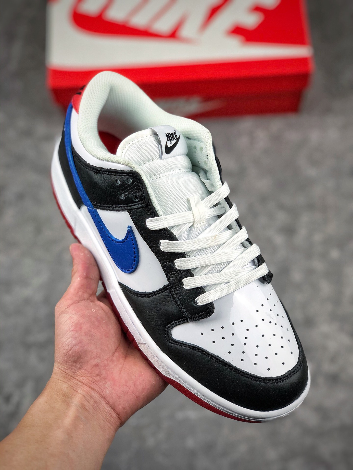  终端放货
Nike Dunk Low “South Korea”
 韩国限定 白红蓝鸳鸯
#原厂织唛标 一致匹配原版
#全市场唯一正确鞋带绑法
#原楦原纸板开发 匹配原版98%以上
#后跟垫棉独家呈现 后跟反口里弧度正确
#全新后跟电绣 电绣针数与正品一致
#原厂皮料 质感无敌
SIZE：36 36.5 37.5 38 38.5 39 40 40.5 41 42 42.5 43 44 44.5 45 46 47.5