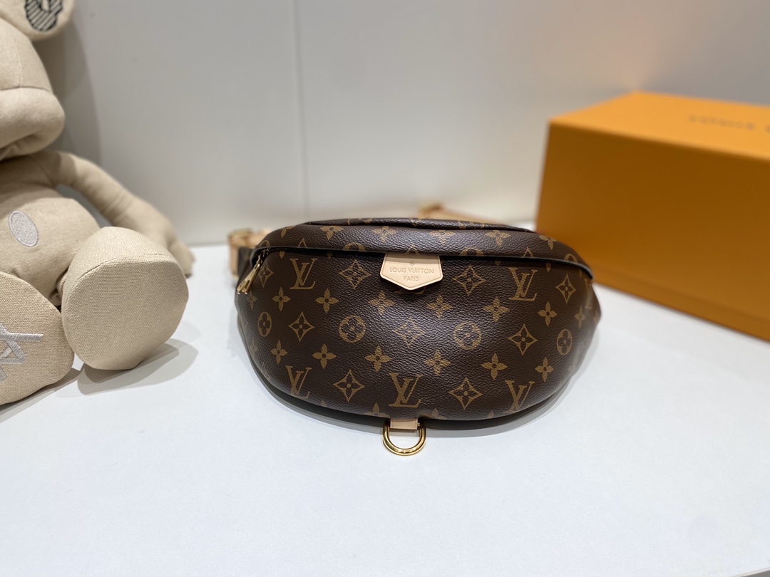 NO:178419,M43644 BUMBAG Womb Bag 37 x 14 x 13 cm (Length x Height x Width) Monogram-coated canvas with natural cowhide Cotton canvas lining Natural cowhide Gold metal trim Double zipper closure main compartment 1 zippered pocket on the back of the bag 1 D-ring 1 natural cowhide sign Strap is not removable and adjustable Strap half length 85.0 cm Strap half length adjustable to .0 cm Handle single handle, manolo blahnik,cowhide19860909M43644 BUMBAG 腰包 37 x 14 x 13 厘米 (长度 x 高 x 宽) Monogram涂层帆布与天然牛皮材质 棉质帆布内衬 天然牛皮饰边 金色金属饰件 双拉链开合主隔层 包身背面配有1个拉链口袋 1个D形环 饰有1枚天然牛皮标牌 肩带不可拆卸,可调节 包带半长85.0 厘米 包带半长可调至.0 厘米 手柄单手柄,,manolo blahnik,cowhide,Bag