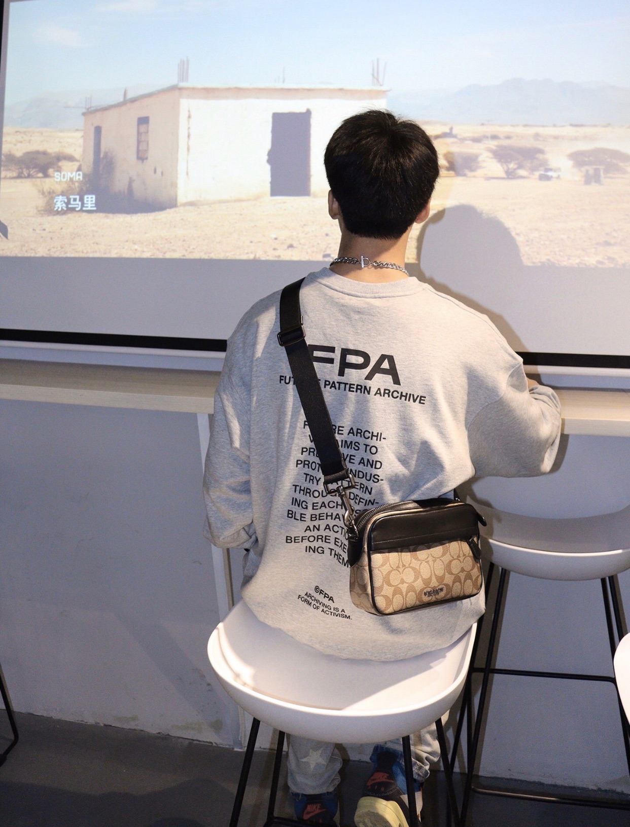 蔻驰相机包💰190 原单品质/正确版
国内有售.男士超级爆款.
牛皮拼接经典双c斜挎包.
品质超级赞. 独家礼盒装.
规格:24*16*6 cm