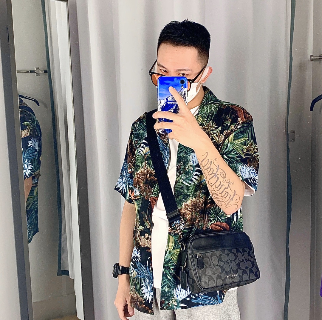 蔻驰相机包💰190
国内有售.男士超级爆款.
牛皮拼接经典双c斜挎包.
品质超级赞. 独家礼盒装.
规格:24*16*6 cm