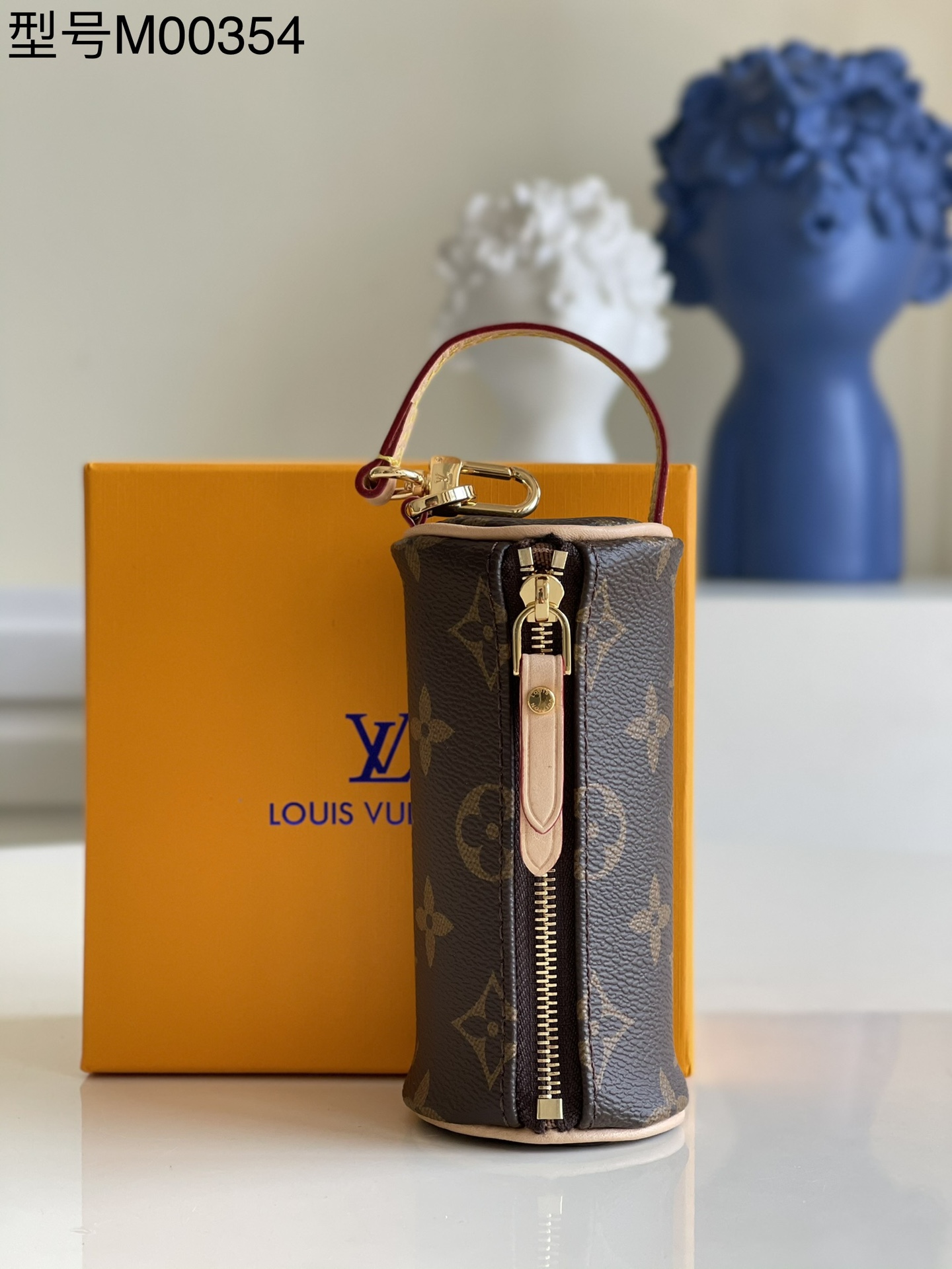 NO:397648,【Exclusive real photo M00354】The Micro Papillon bag uses a classic combination of Monogram canvas and natural calfskin to shape the pocket version of Louis Vuitton’s iconic handbag. It can store small items such as lipstick and headphones, and can also be fixed to the handbag through lobster buckles, making it a fun and collectible choice.z2012., LV [original leather], louis vuitton, louis vuitton, cowhide19860909【独家实拍M00354】Micro Papillon 包饰采用 Monogram 帆布和天然小牛皮的经典组合塑造路易威登标志性手袋的袖珍版本,可收纳口红和耳机等随行小物,亦可通过龙虾扣固定于手袋,成就玩趣收藏之选.z2012.,LV【原厂皮】,louis vuitton,louis vuitton,cowhide,Bag