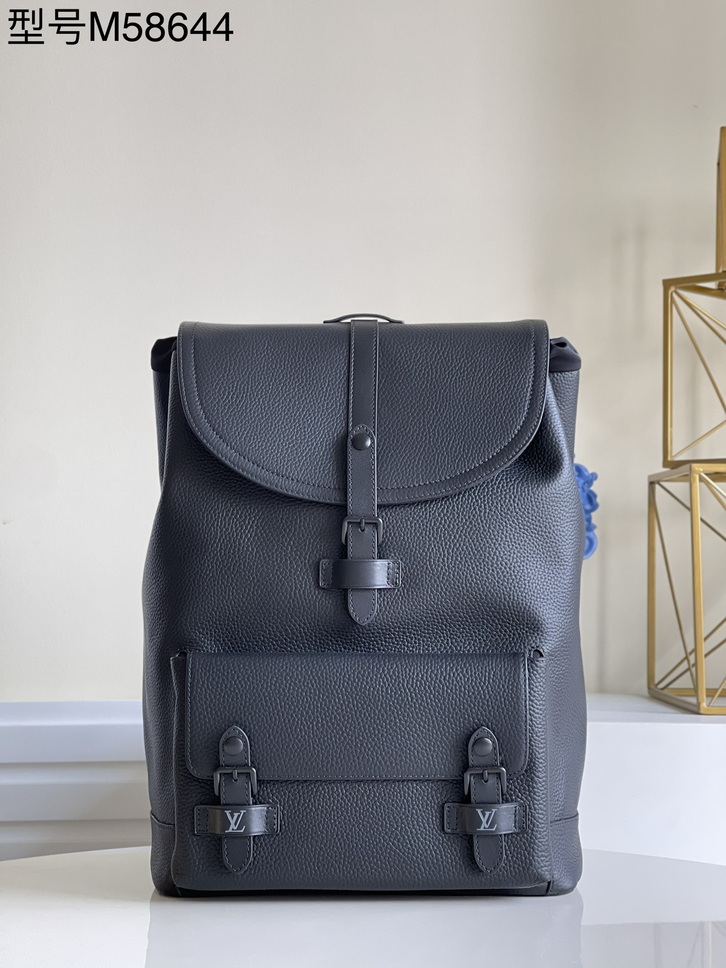 NO:397651,【Exclusive real-life M58644】This backpack is designed with refined brushstrokes. It uses delicate Taurillon leather to create a light texture. Its leather buckle and double-slit flap continues the iconic elements. The spacious zippered front pocket, laptop compartment and soft-lined shoulder strap add functional details. Detailed features 30 x 42 x 17 cm M.,LV [original leather],louis vuitton19860909【独家实拍M58644】本款双肩包以精炼笔触重绎经典 Christopher 双肩包设计,采用细腻 Taurillon 皮革成就轻盈质感,其皮革扣带固定的双缝翻盖延续标志性元素.宽敞拉链前袋、笔记本电脑隔层和软衬肩背带再添功能细节. 详细特征30 x 42 x 17 厘米 M.,LV【原厂皮】,louis vuitton,Bag