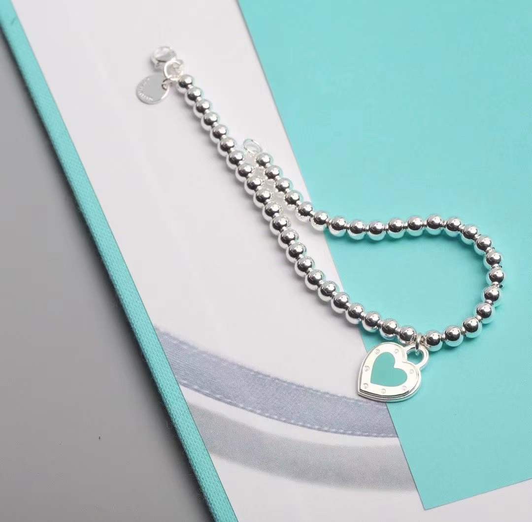 Tiffany & Co. 吊坠正面“蓝心爱心 不过时流行的蒂芙尼主题、永远是众人瞩目的焦点。送女友，闺蜜 单品 爱心