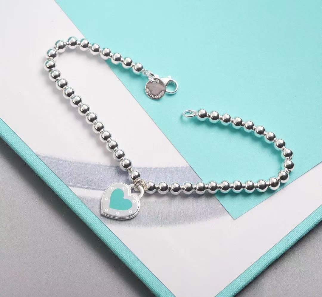 Tiffany & Co. 吊坠正面“蓝心爱心 不过时流行的蒂芙尼主题、永远是众人瞩目的焦点。送女友，闺蜜 单品 爱心