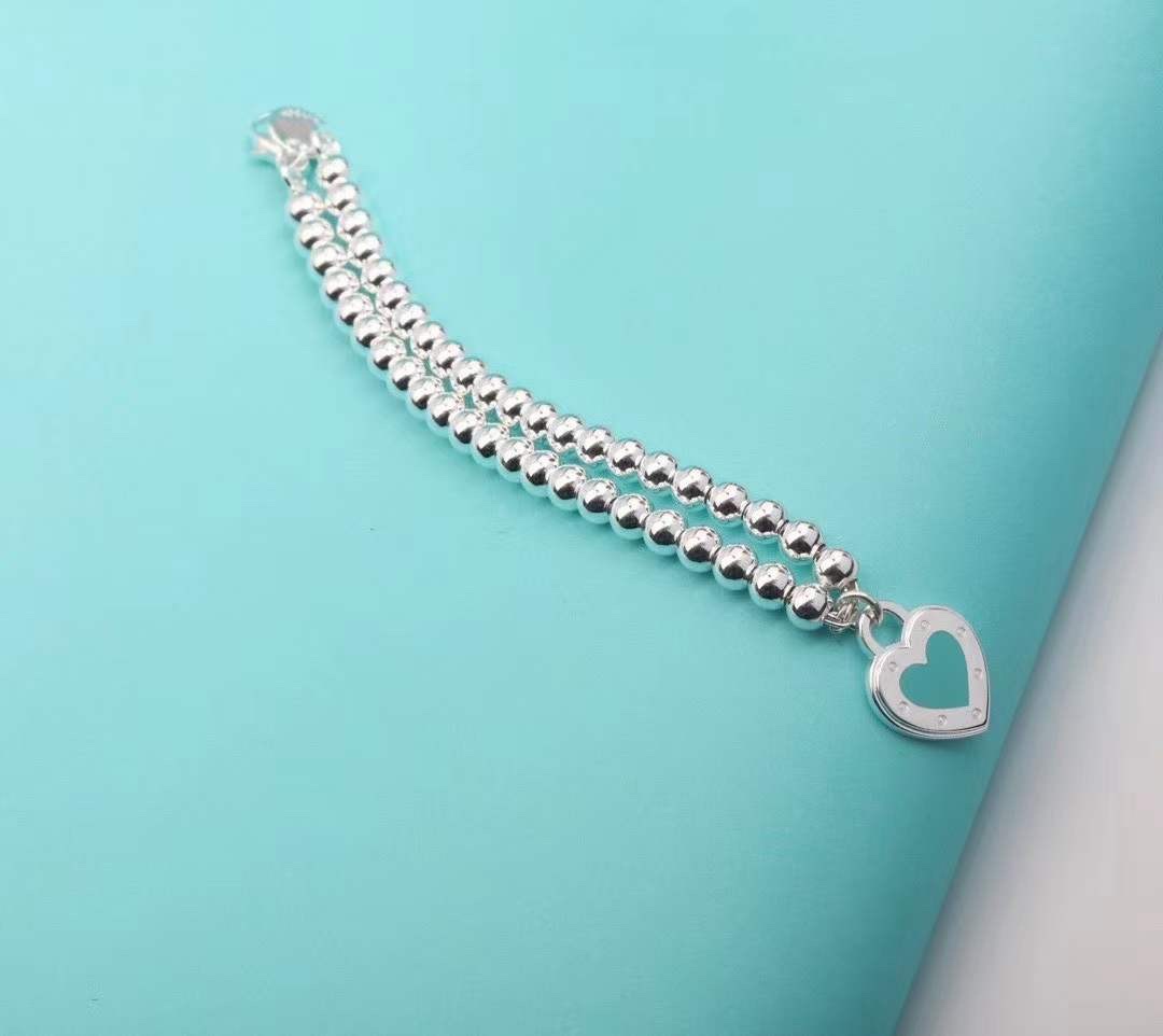 Tiffany & Co. 吊坠正面“蓝心爱心 不过时流行的蒂芙尼主题、永远是众人瞩目的焦点。送女友，闺蜜 单品 爱心