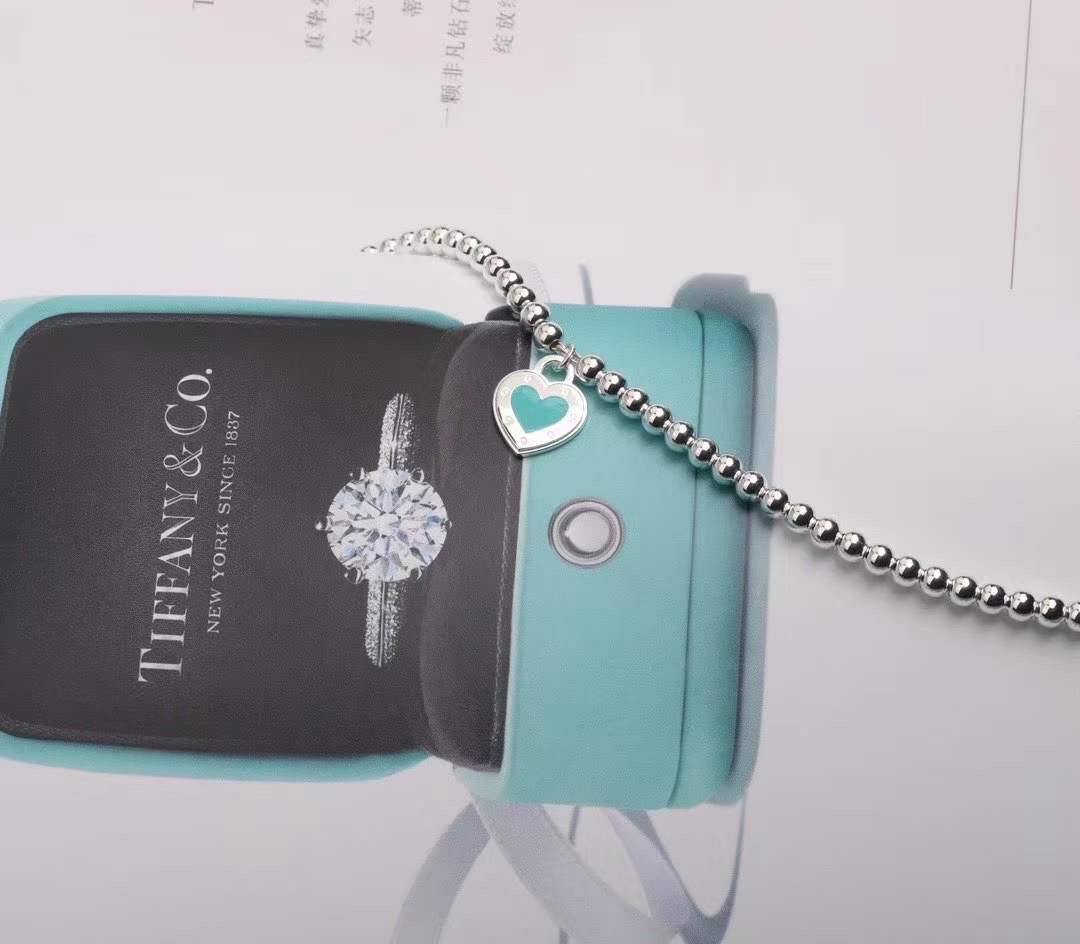 Tiffany & Co. 吊坠正面“蓝心爱心 不过时流行的蒂芙尼主题、永远是众人瞩目的焦点。送女友，闺蜜 单品 爱心